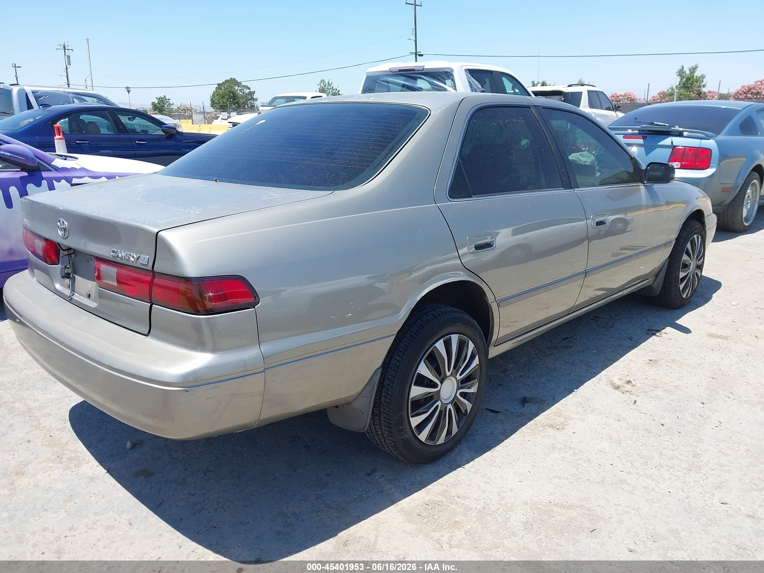 1998 Toyota Camry Le Gray vin: JT2BG22K7W0118532
