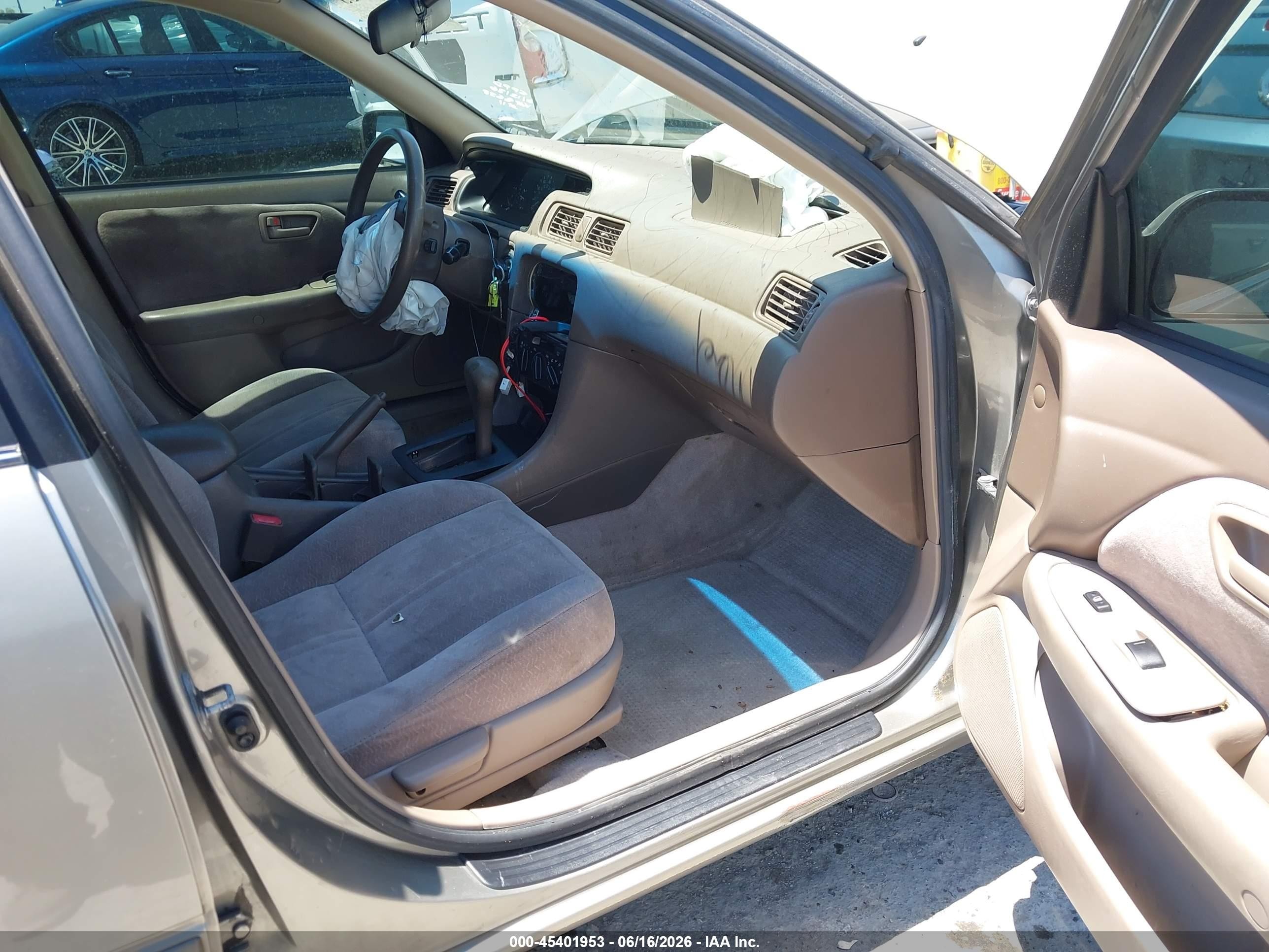 1998 Toyota Camry Le Gray vin: JT2BG22K7W0118532