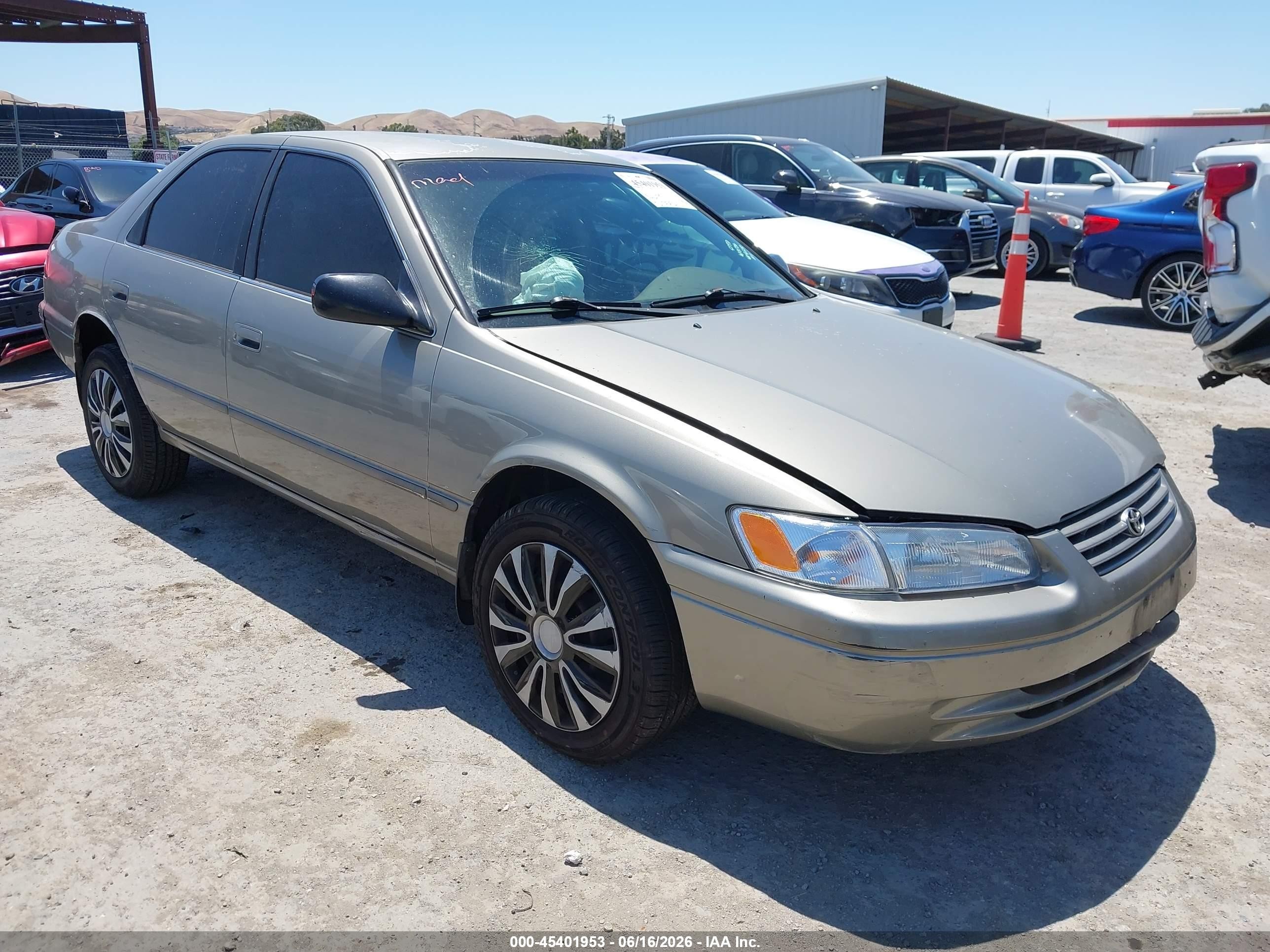 1998 Toyota Camry Le Gray vin: JT2BG22K7W0118532
