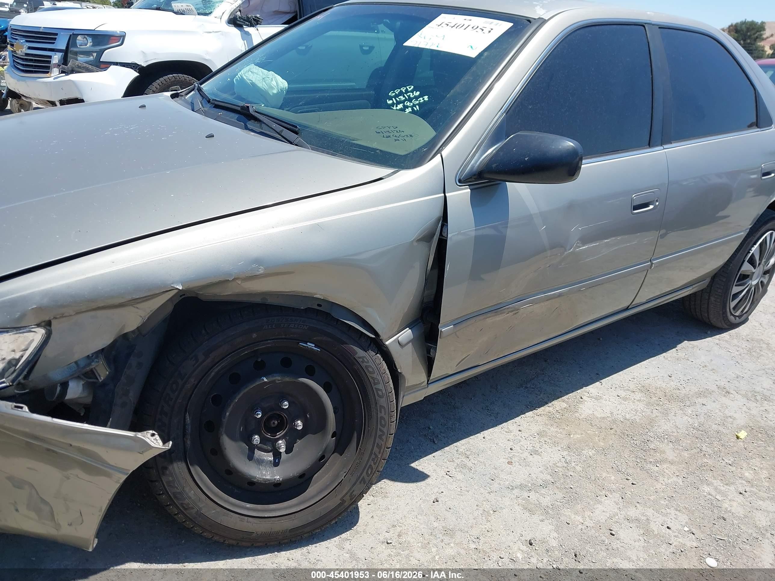 1998 Toyota Camry Le Gray vin: JT2BG22K7W0118532