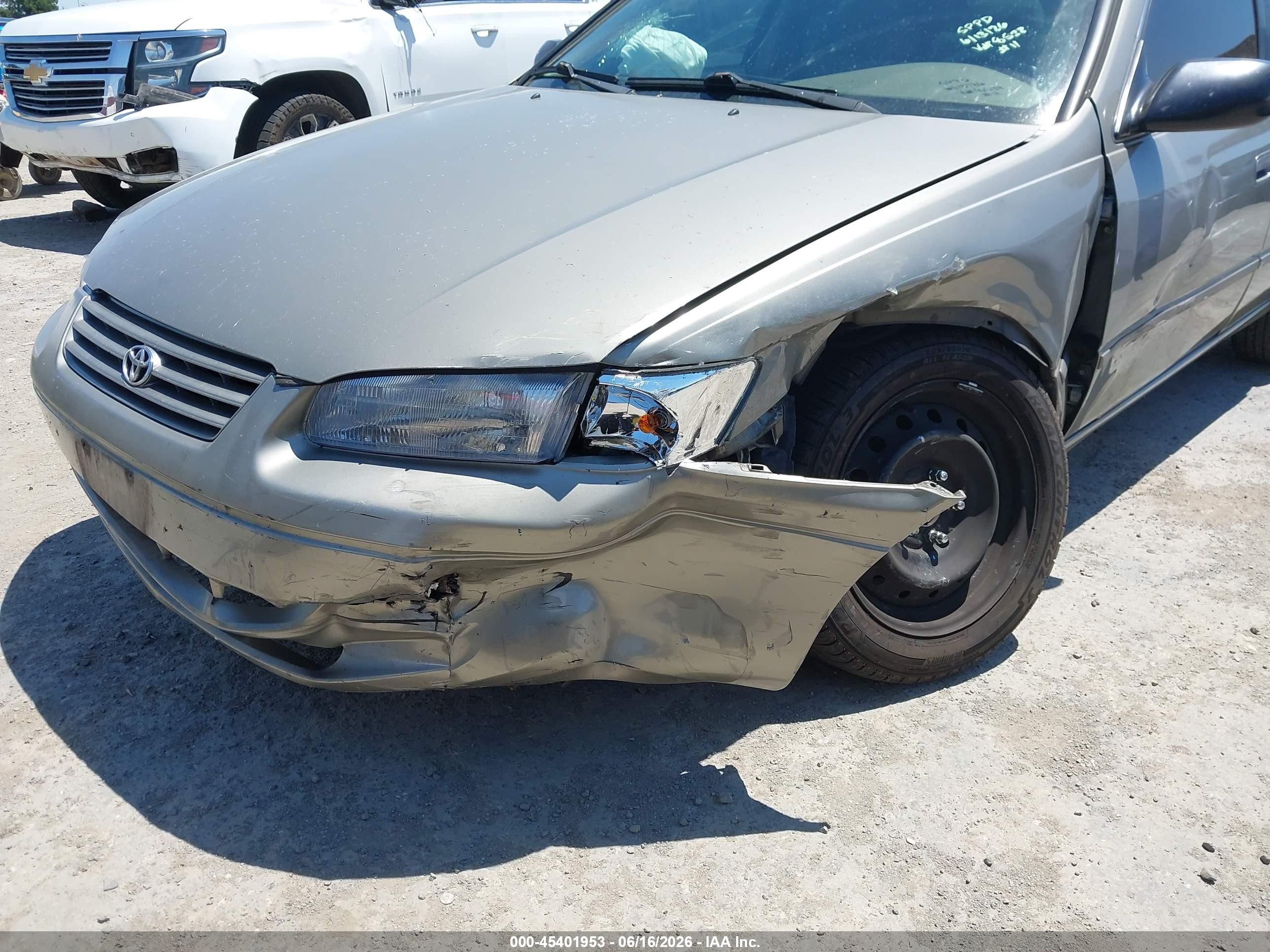 1998 Toyota Camry Le Gray vin: JT2BG22K7W0118532