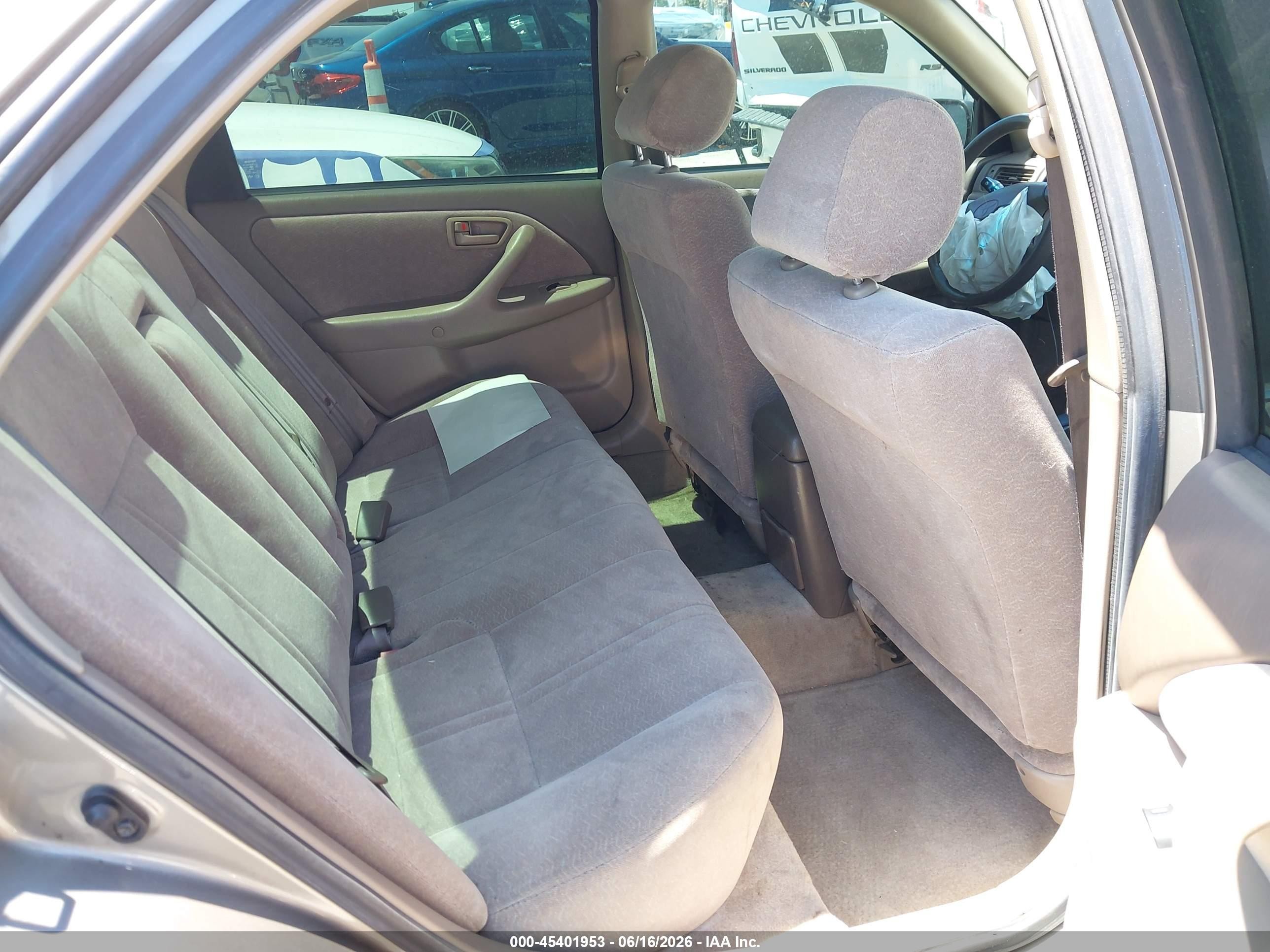 1998 Toyota Camry Le Gray vin: JT2BG22K7W0118532