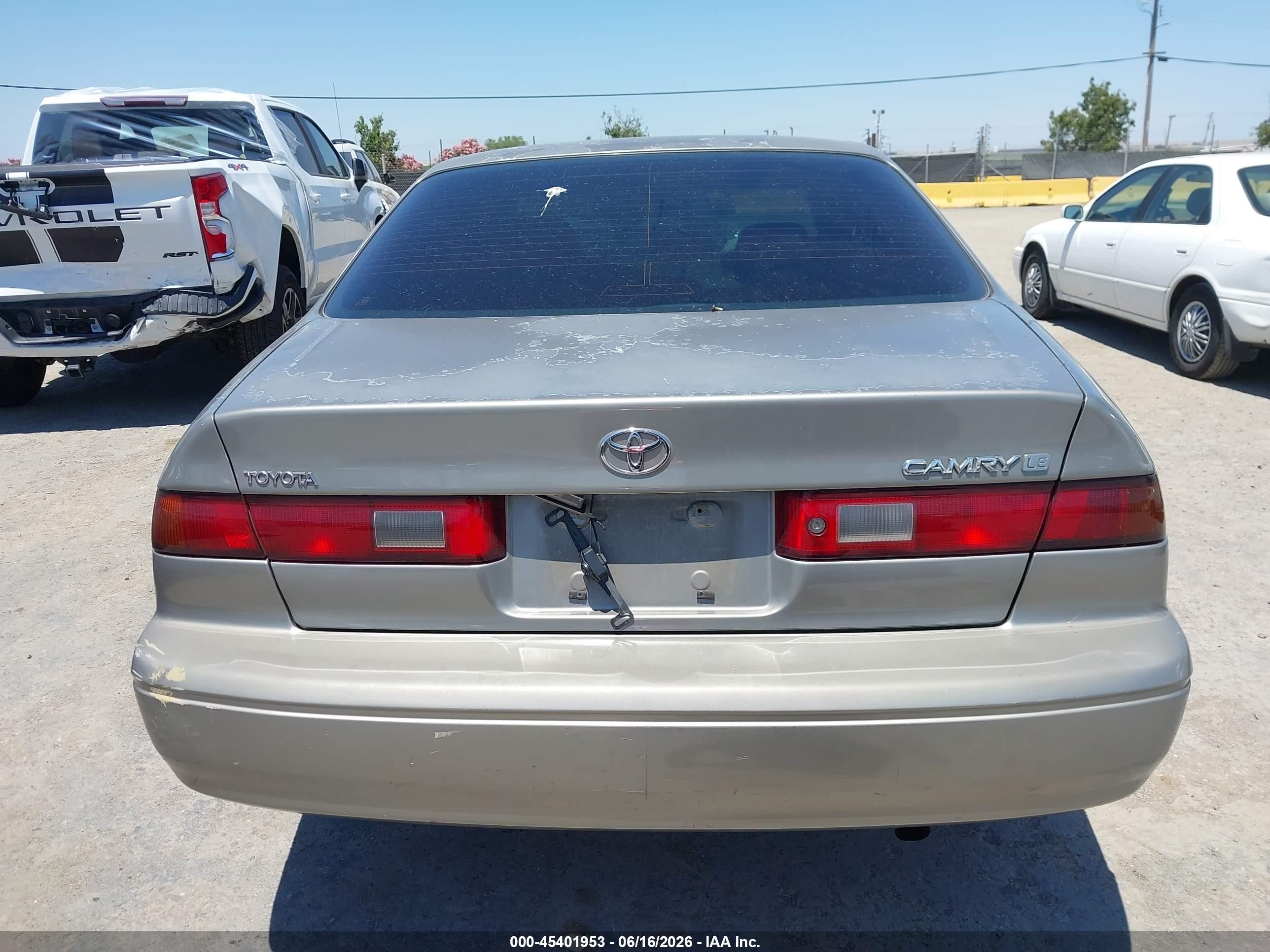 1998 Toyota Camry Le Gray vin: JT2BG22K7W0118532