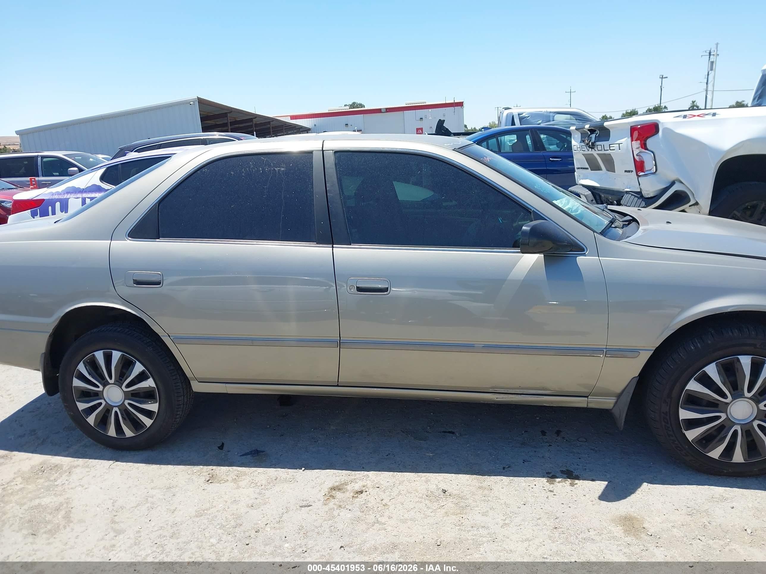 1998 Toyota Camry Le Gray vin: JT2BG22K7W0118532