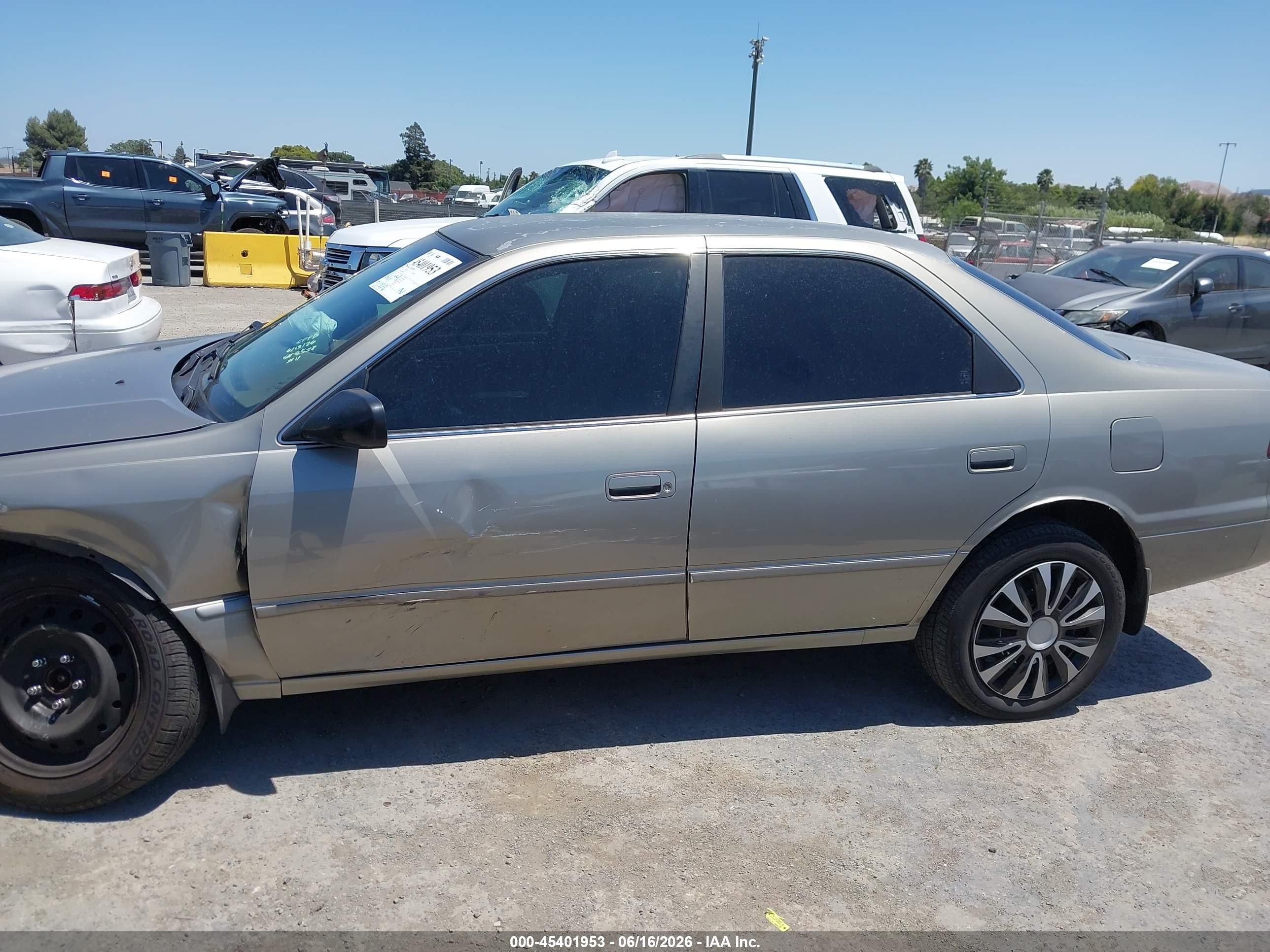 1998 Toyota Camry Le Gray vin: JT2BG22K7W0118532