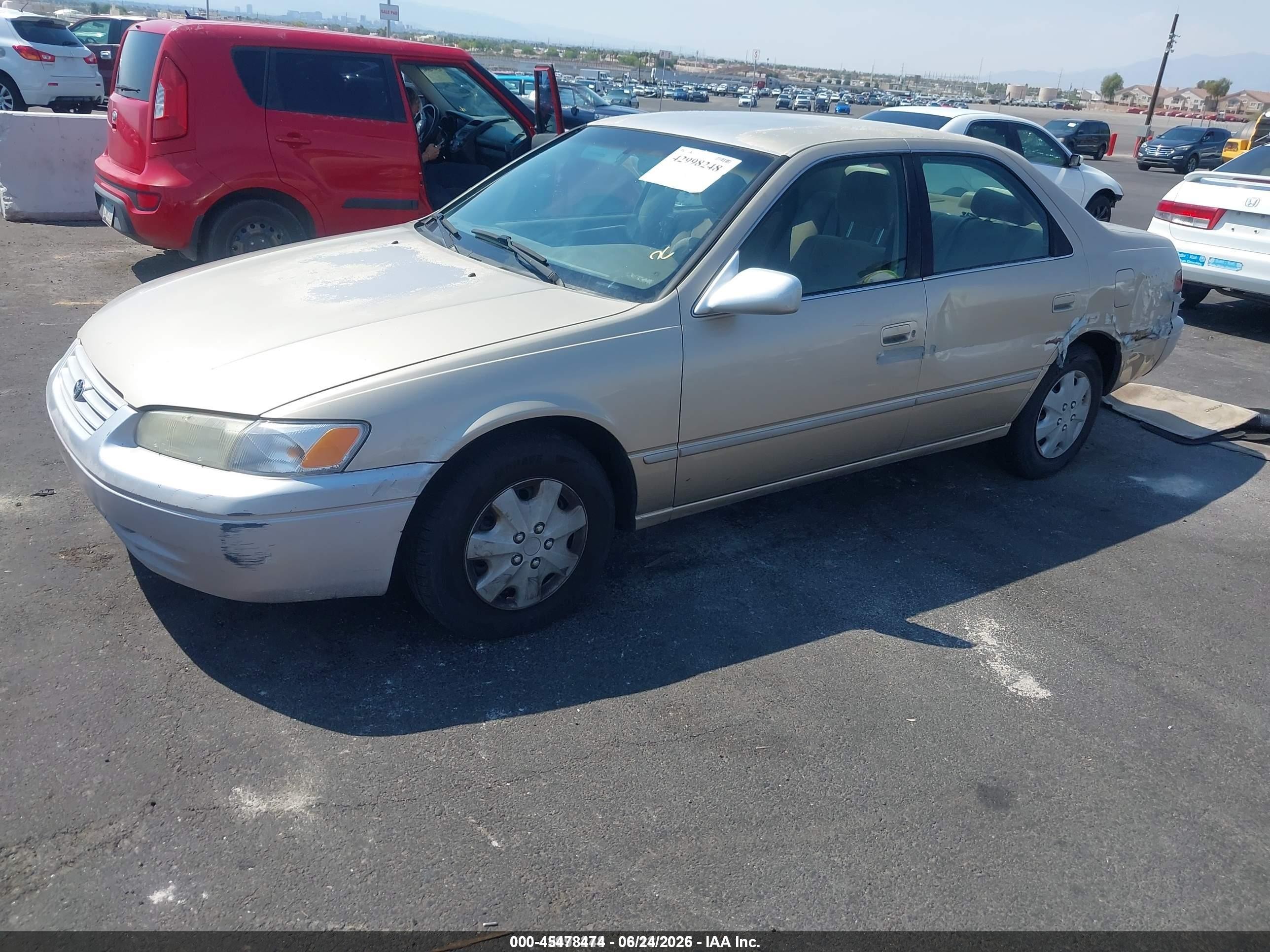 1998 Toyota Camry Le Gold vin: JT2BG22K7W0123732