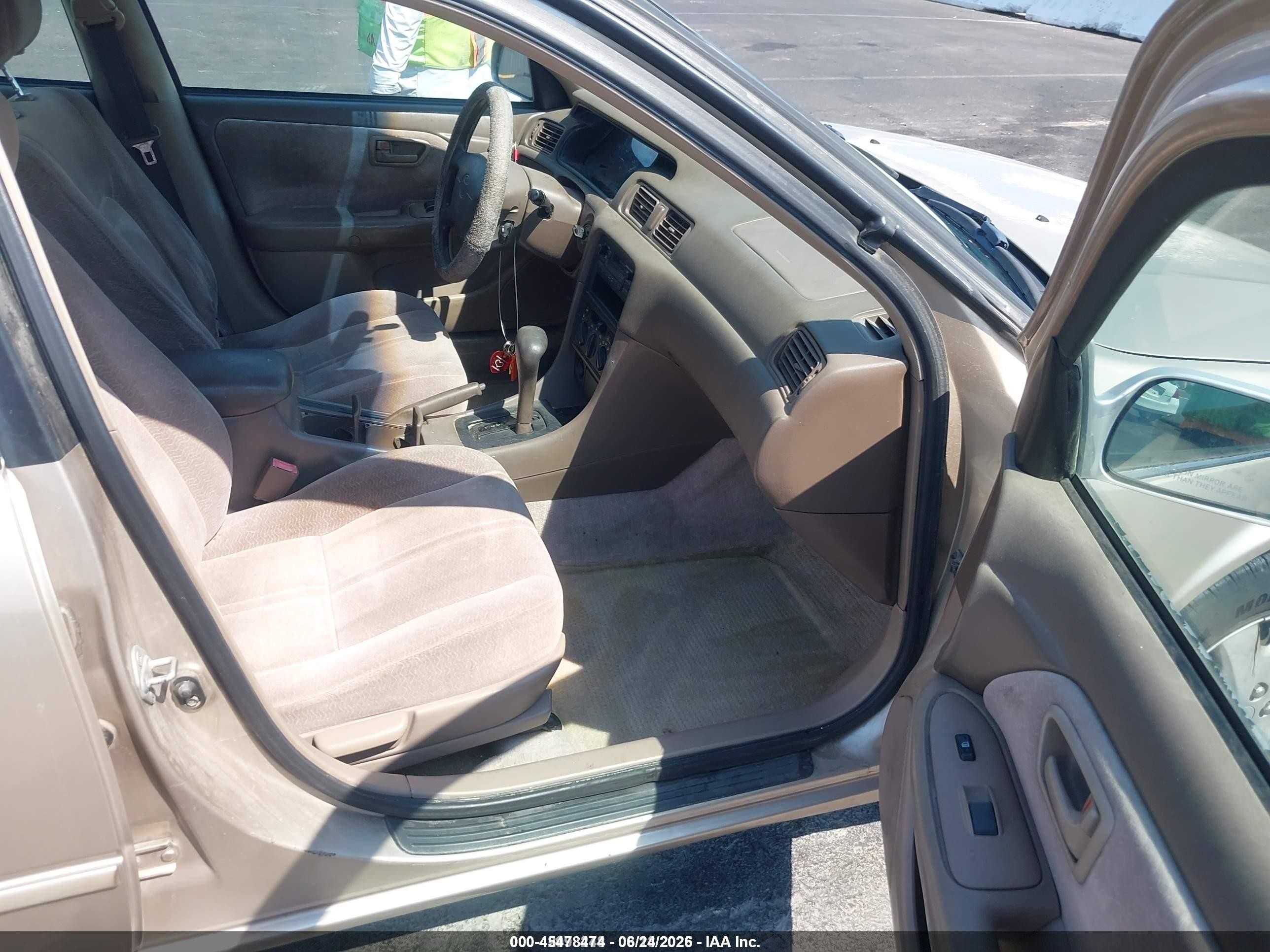 1998 Toyota Camry Le Gold vin: JT2BG22K7W0123732