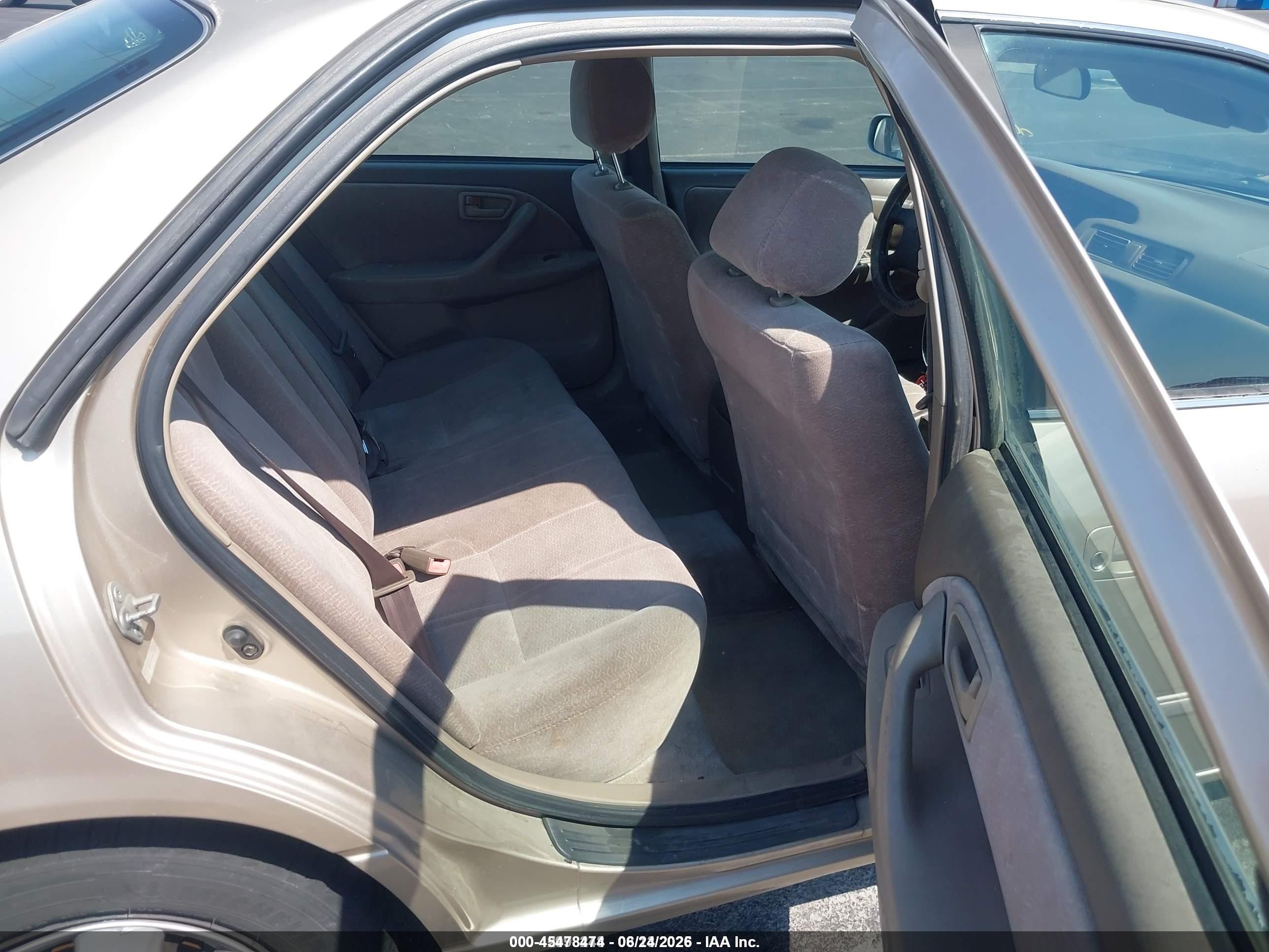 1998 Toyota Camry Le Gold vin: JT2BG22K7W0123732