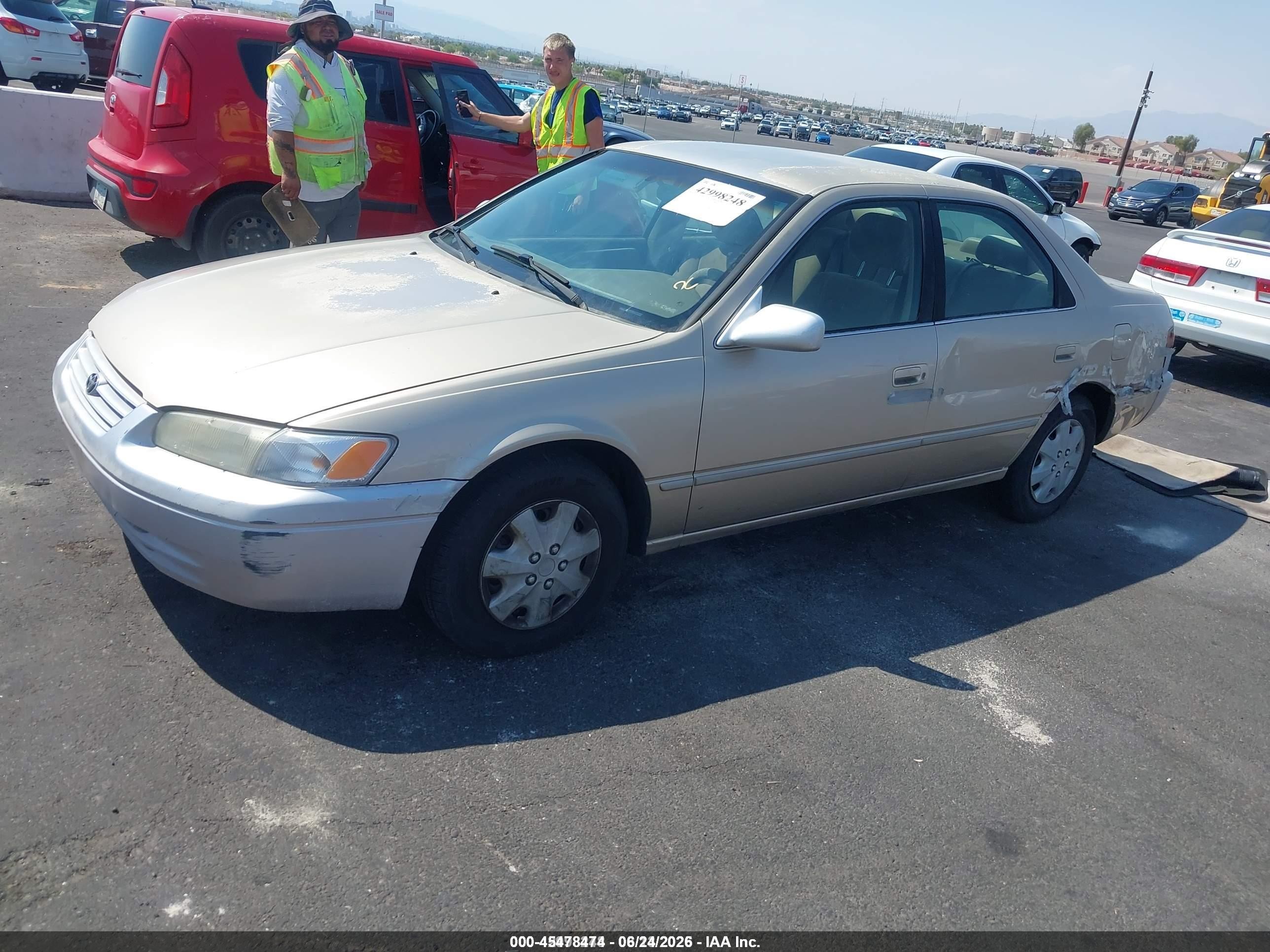 1998 Toyota Camry Le Gold vin: JT2BG22K7W0123732