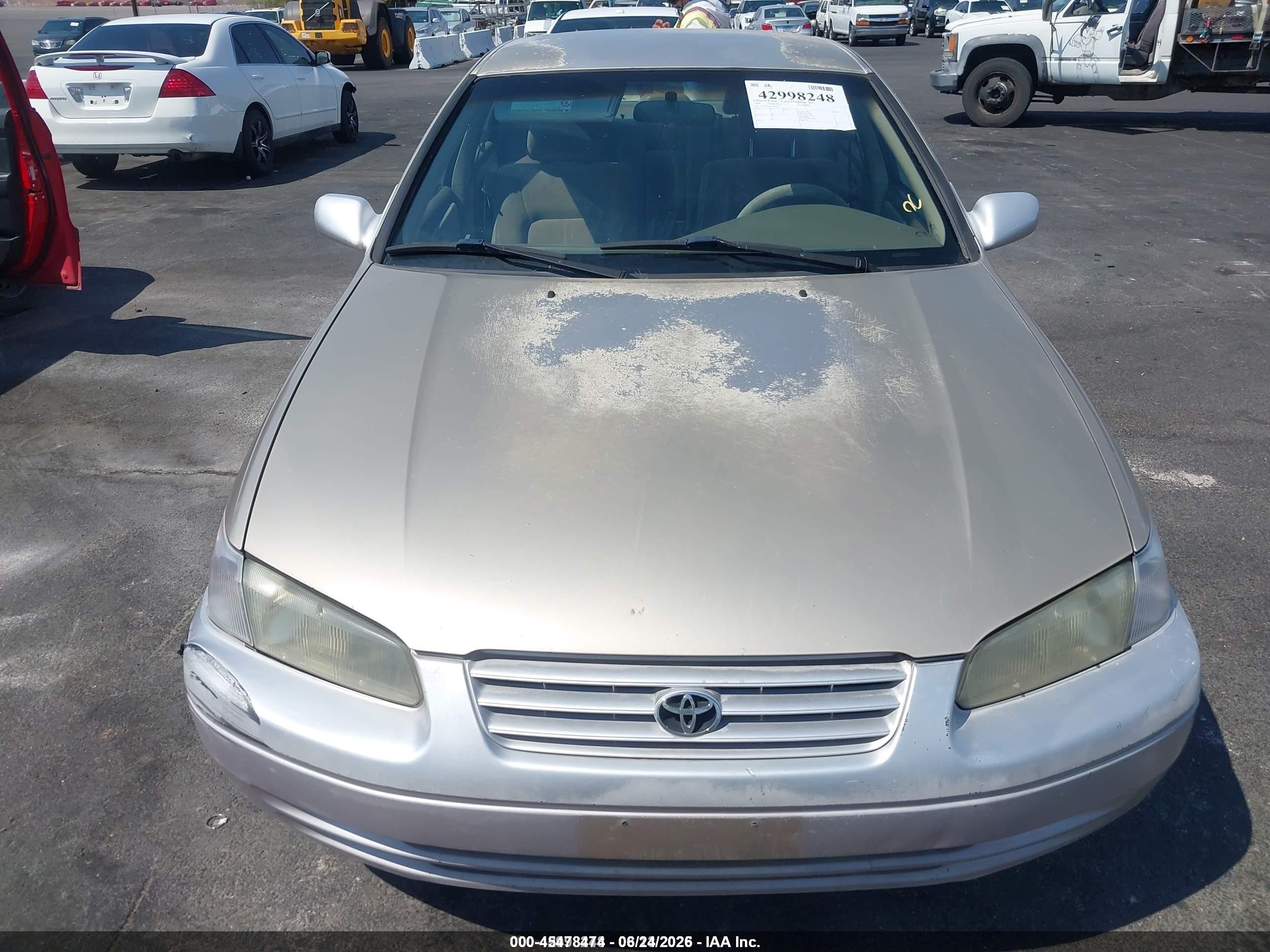 1998 Toyota Camry Le Gold vin: JT2BG22K7W0123732