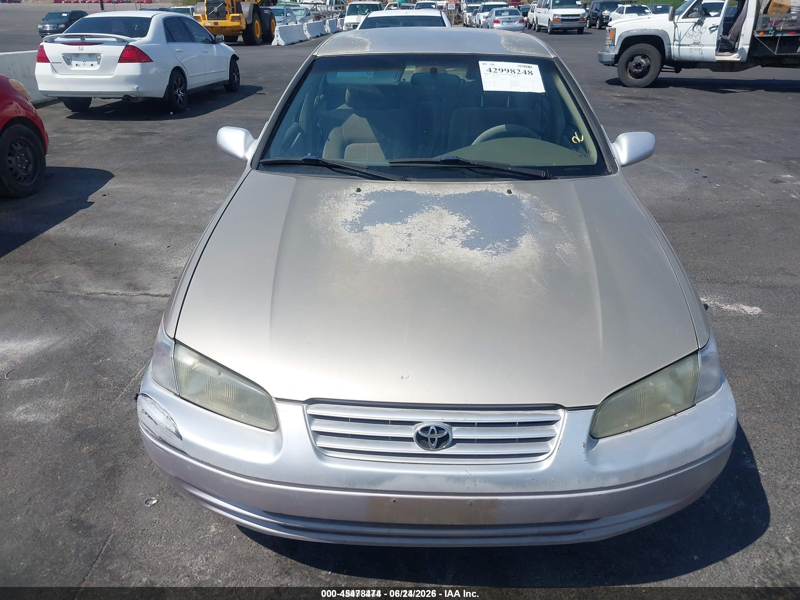 1998 Toyota Camry Le Gold vin: JT2BG22K7W0123732