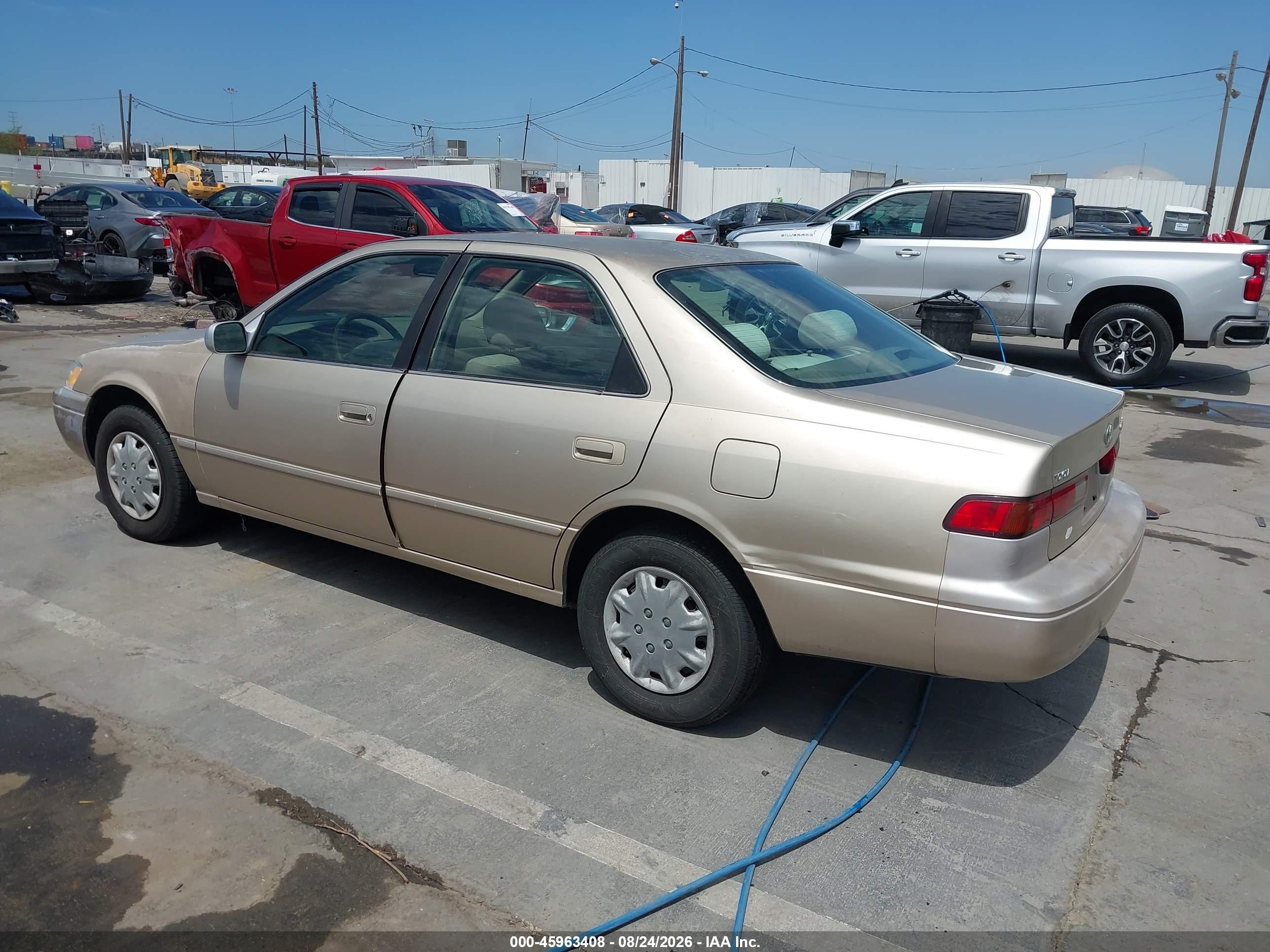 1998 Toyota Camry Le Gold vin: JT2BG22K7W0162613
