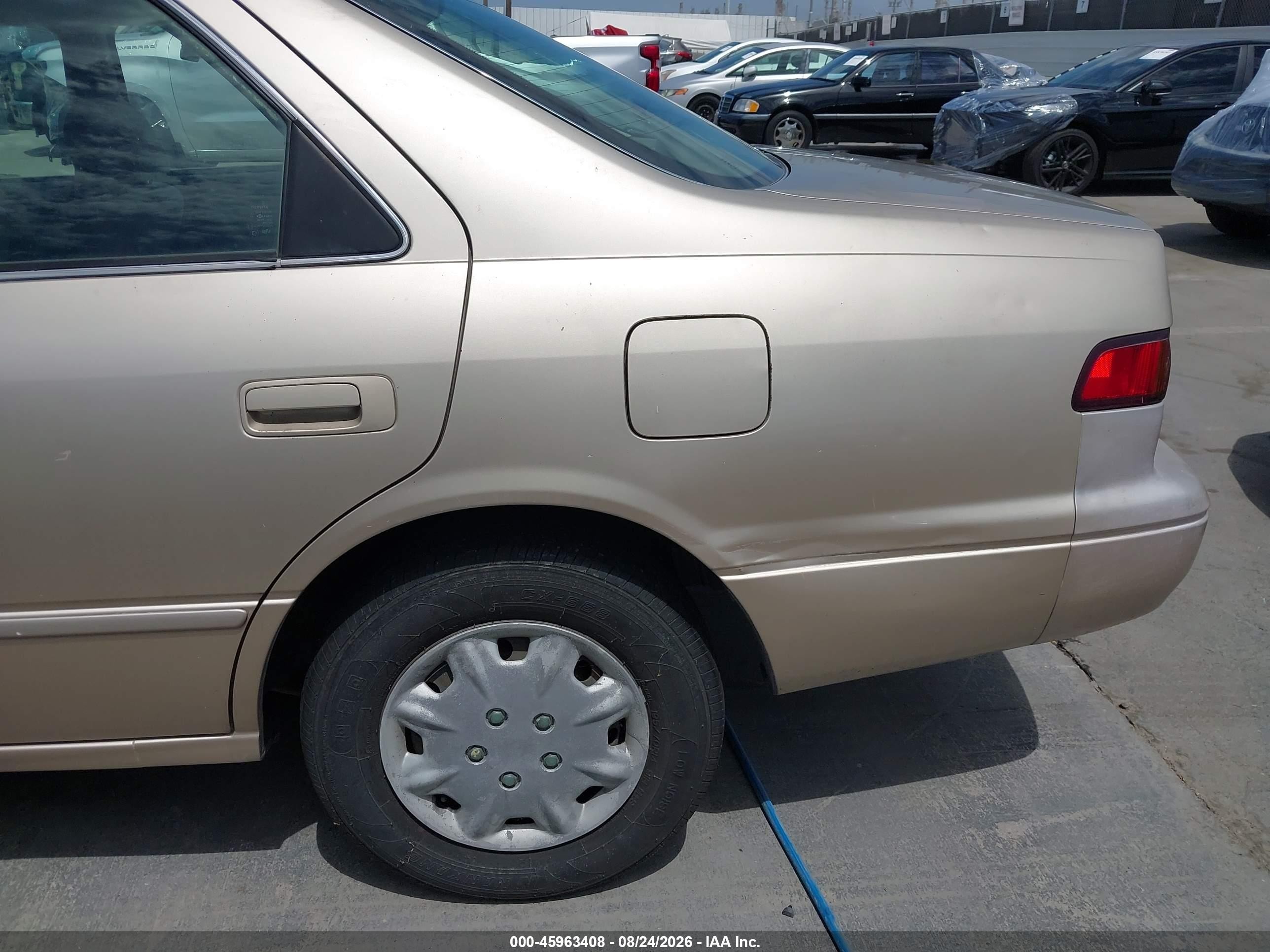 1998 Toyota Camry Le Gold vin: JT2BG22K7W0162613