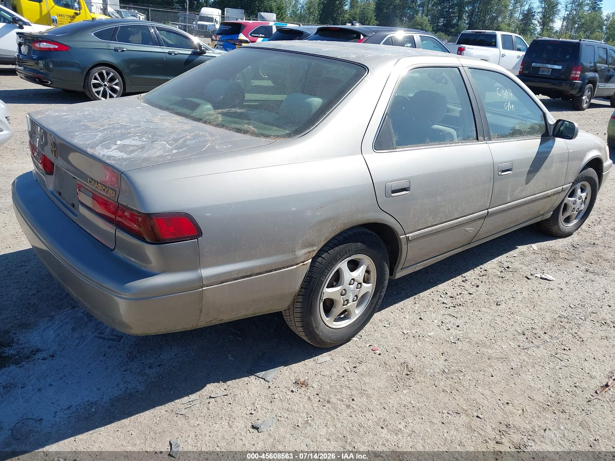 1998 Toyota Camry Le Silver vin: JT2BG22K7W0167858