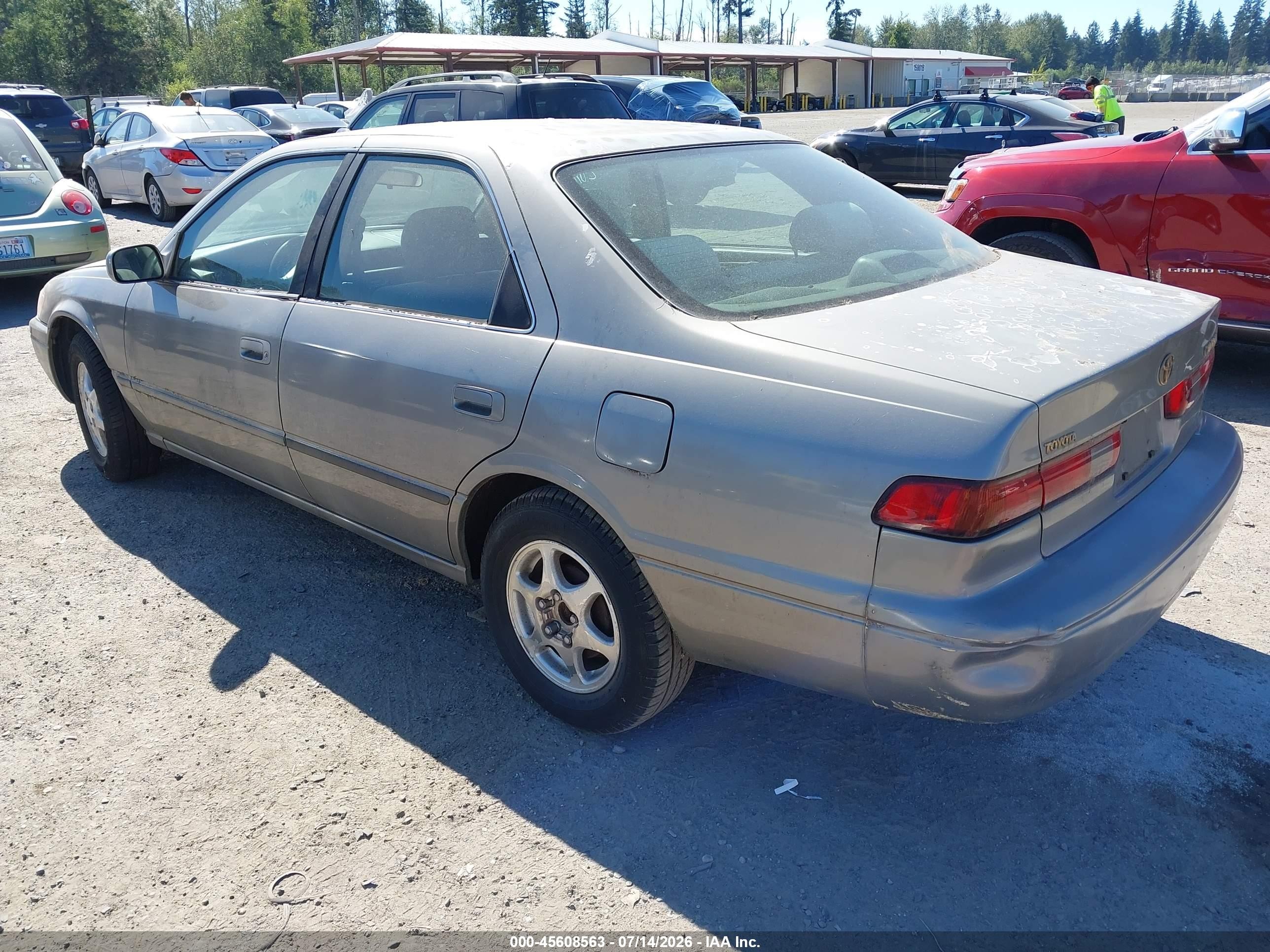 1998 Toyota Camry Le Silver vin: JT2BG22K7W0167858