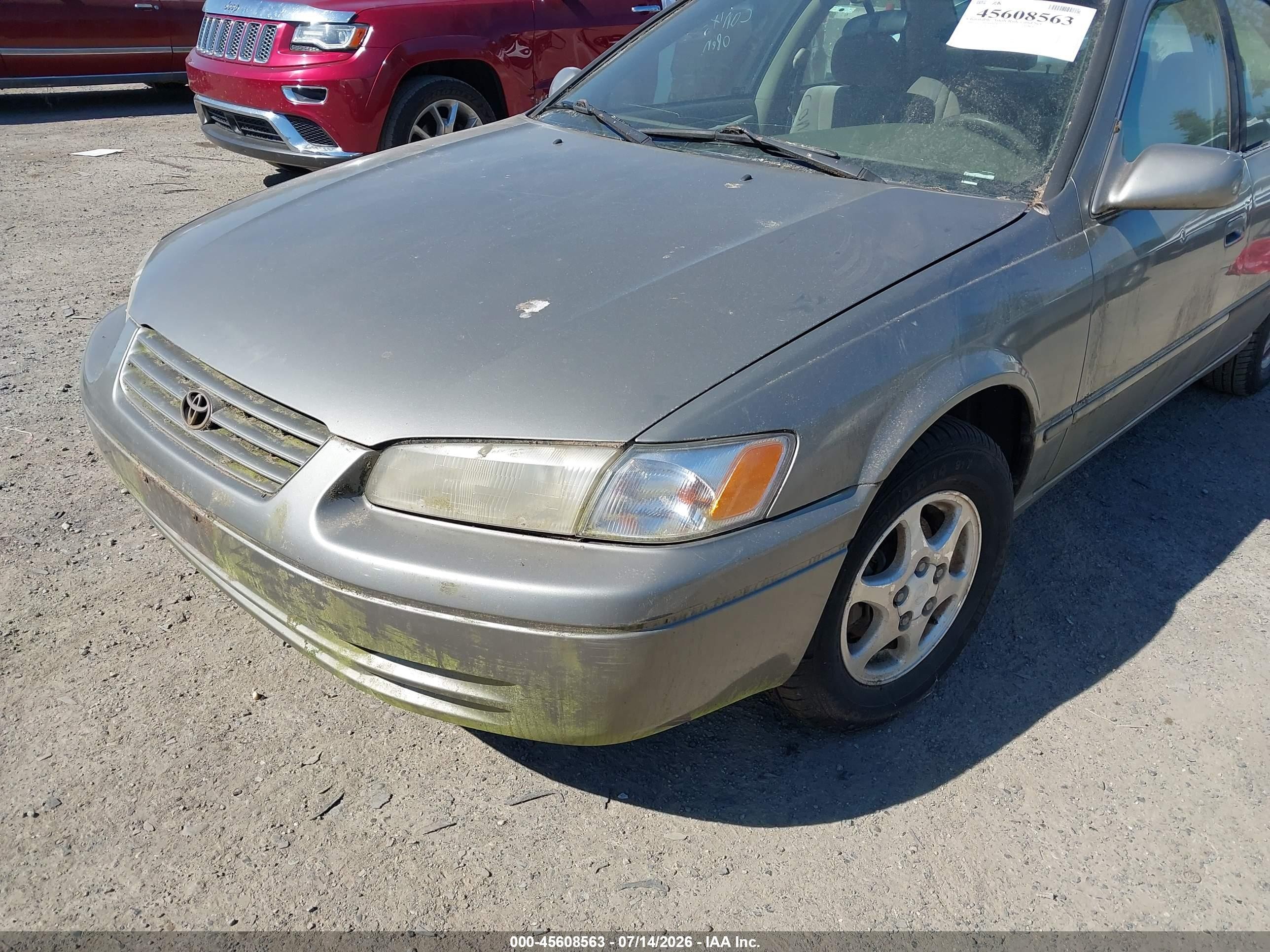 1998 Toyota Camry Le Silver vin: JT2BG22K7W0167858
