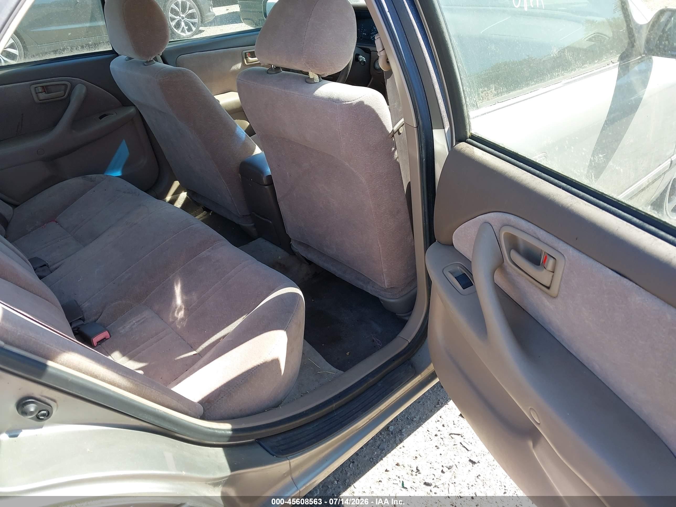 1998 Toyota Camry Le Silver vin: JT2BG22K7W0167858