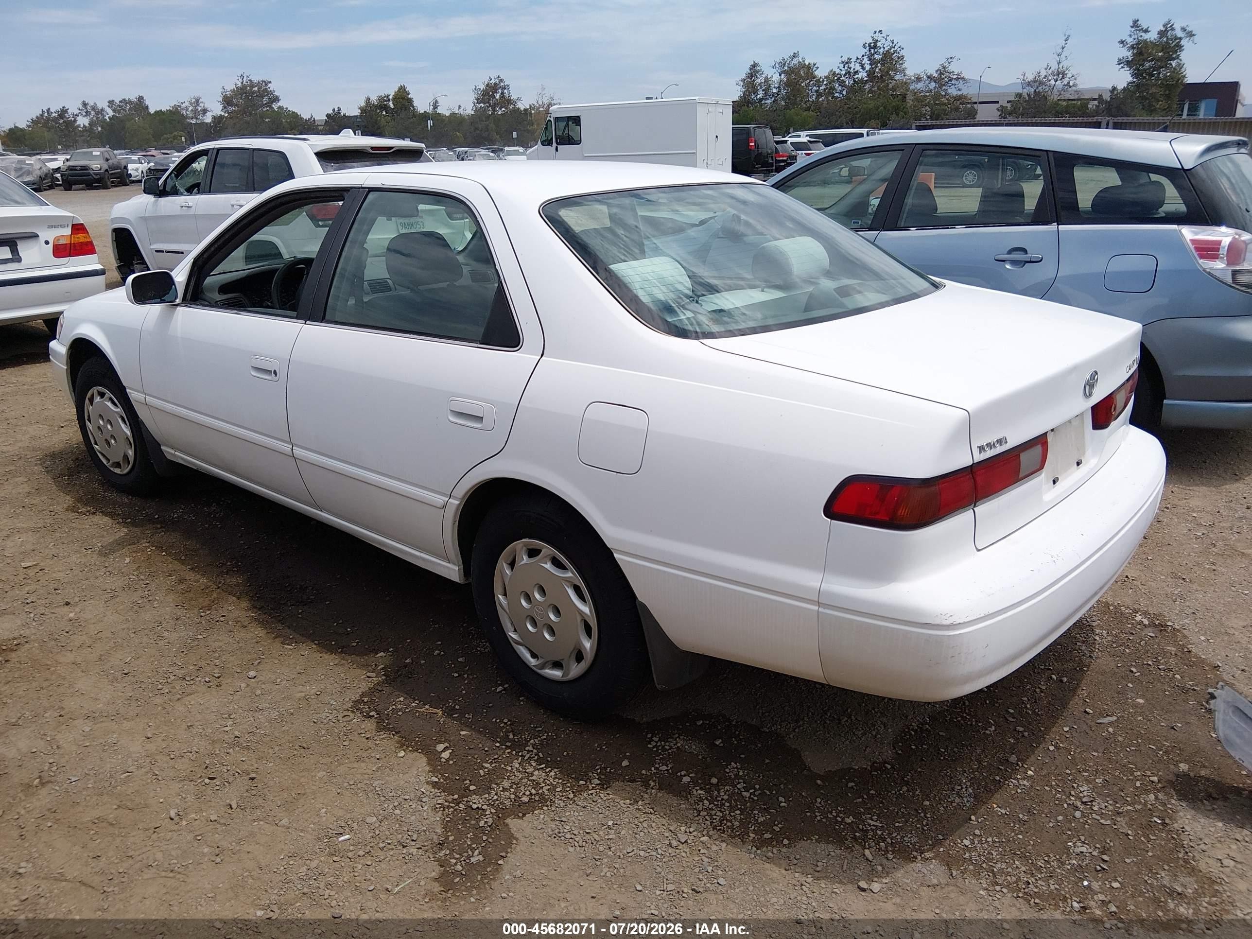 1998 Toyota Camry Le White vin: JT2BG22K7W0238203