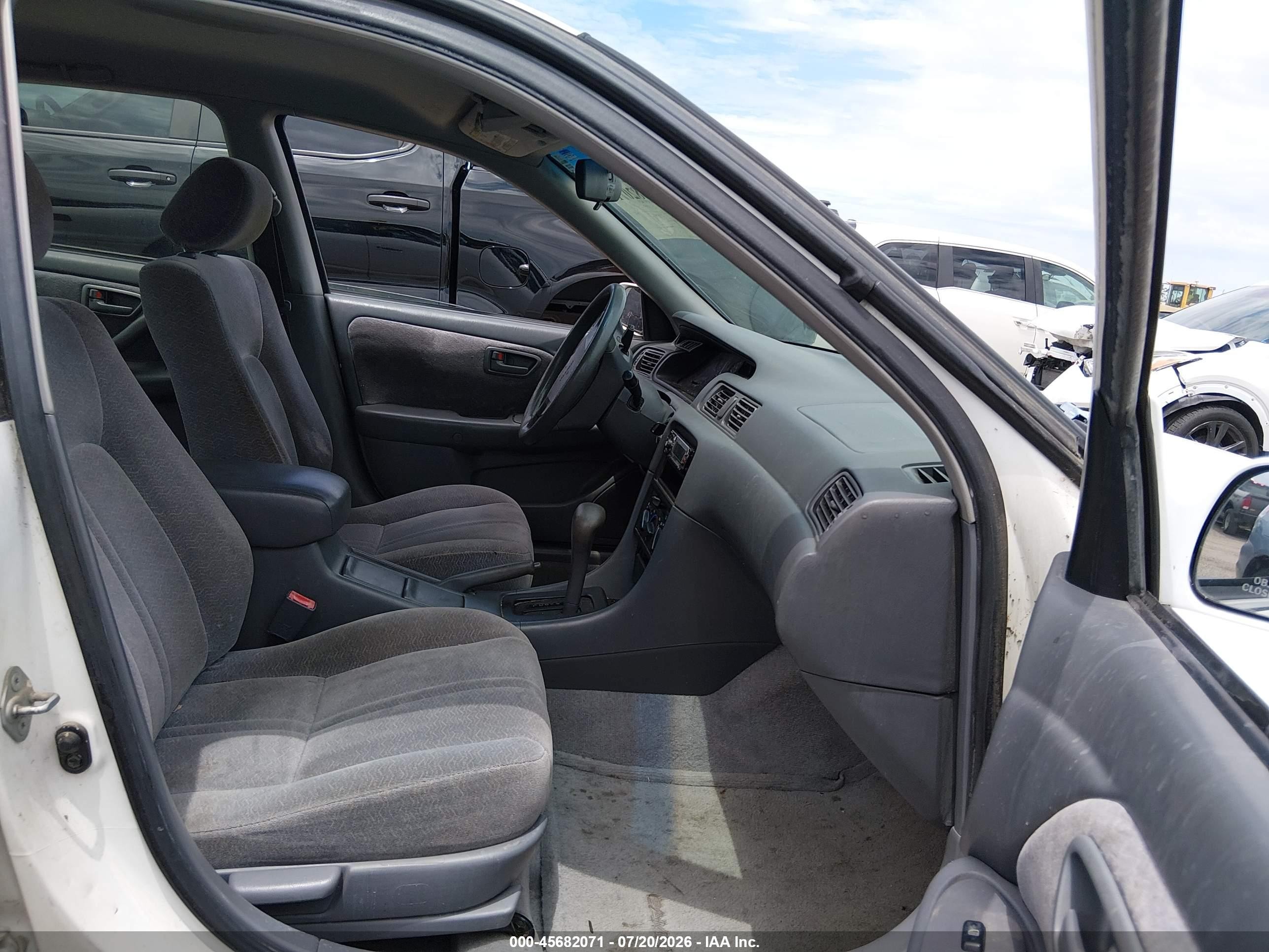 1998 Toyota Camry Le White vin: JT2BG22K7W0238203
