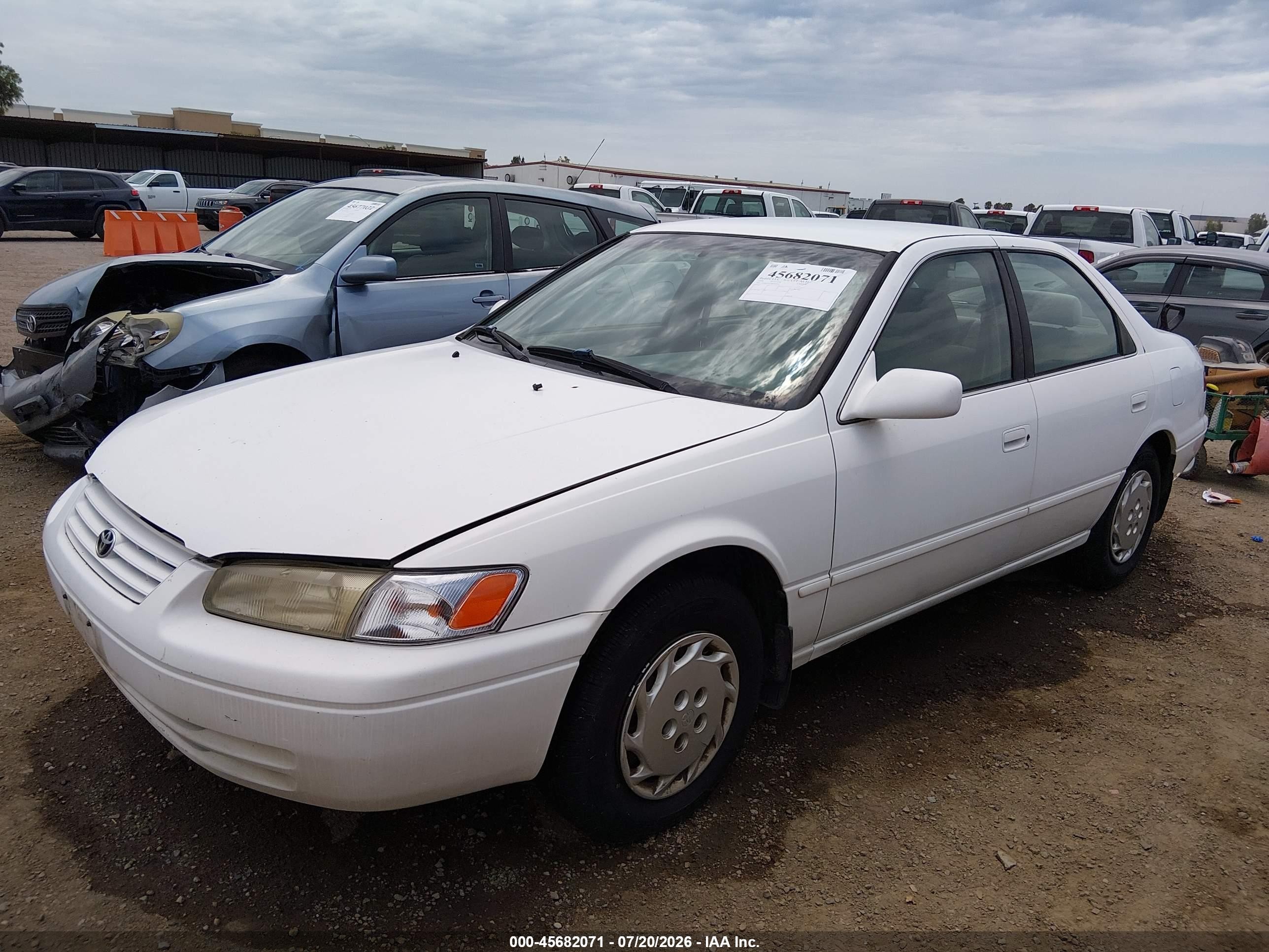 1998 Toyota Camry Le White vin: JT2BG22K7W0238203