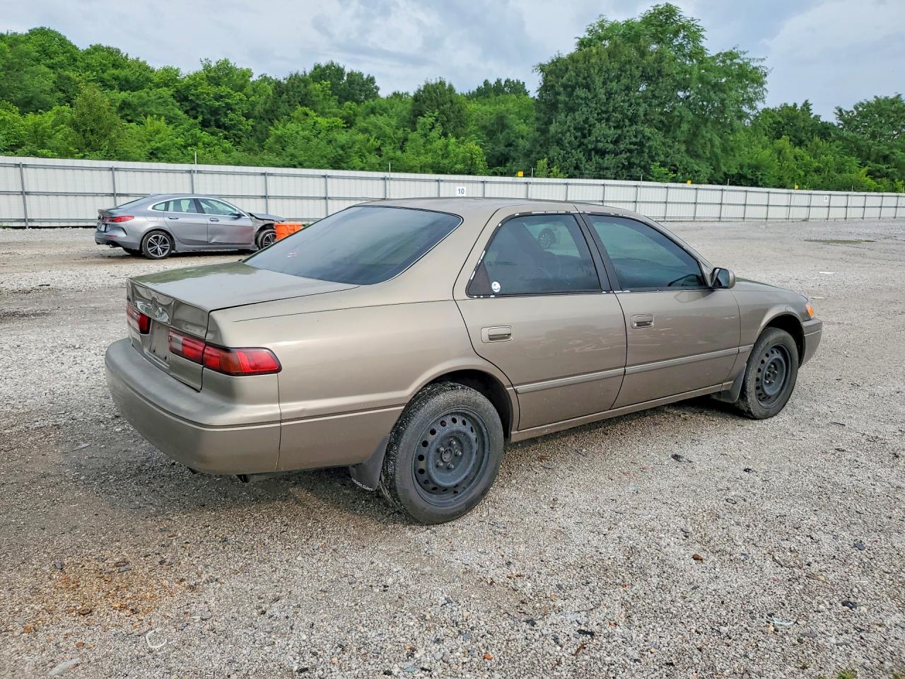 1999 Toyota Camry Le Золотой vin: JT2BG22K7X0371870