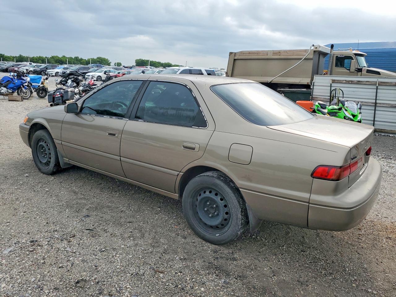 1999 Toyota Camry Le Золотой vin: JT2BG22K7X0371870