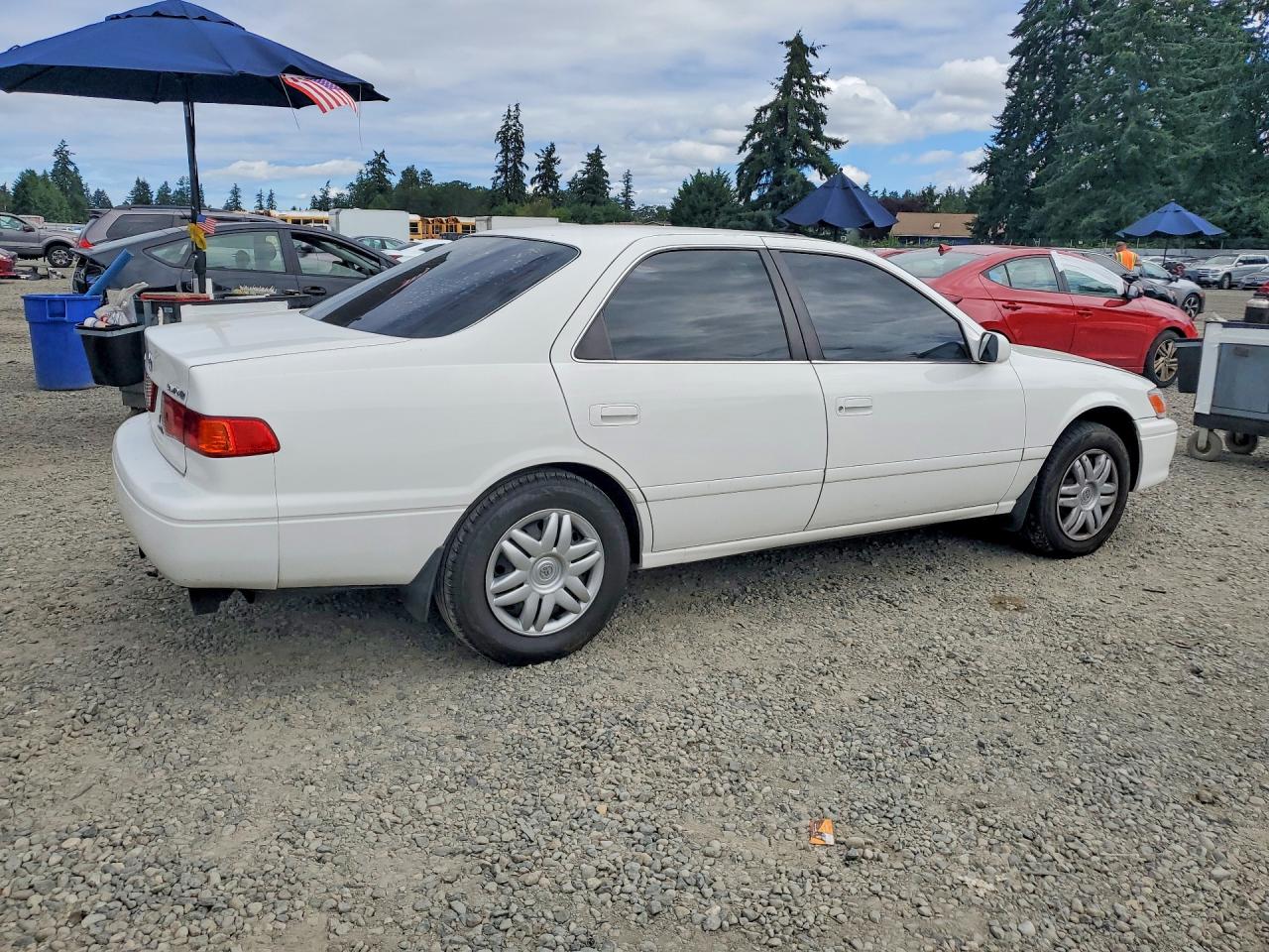 2000 Toyota Camry Le White vin: JT2BG22K7Y0397158
