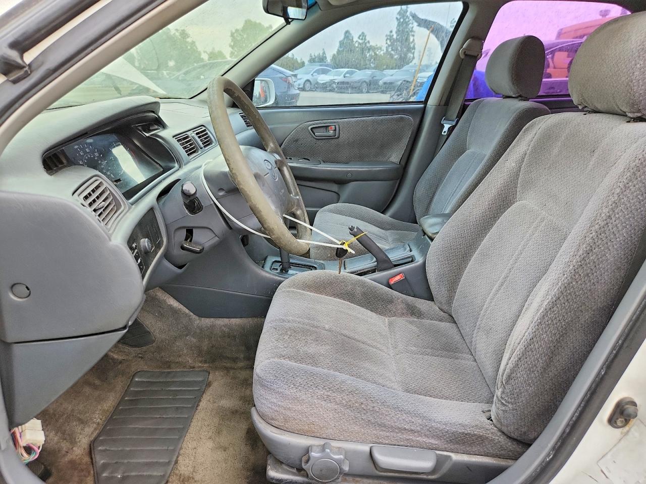 2000 Toyota Camry Le Белый vin: JT2BG22K7Y0424794