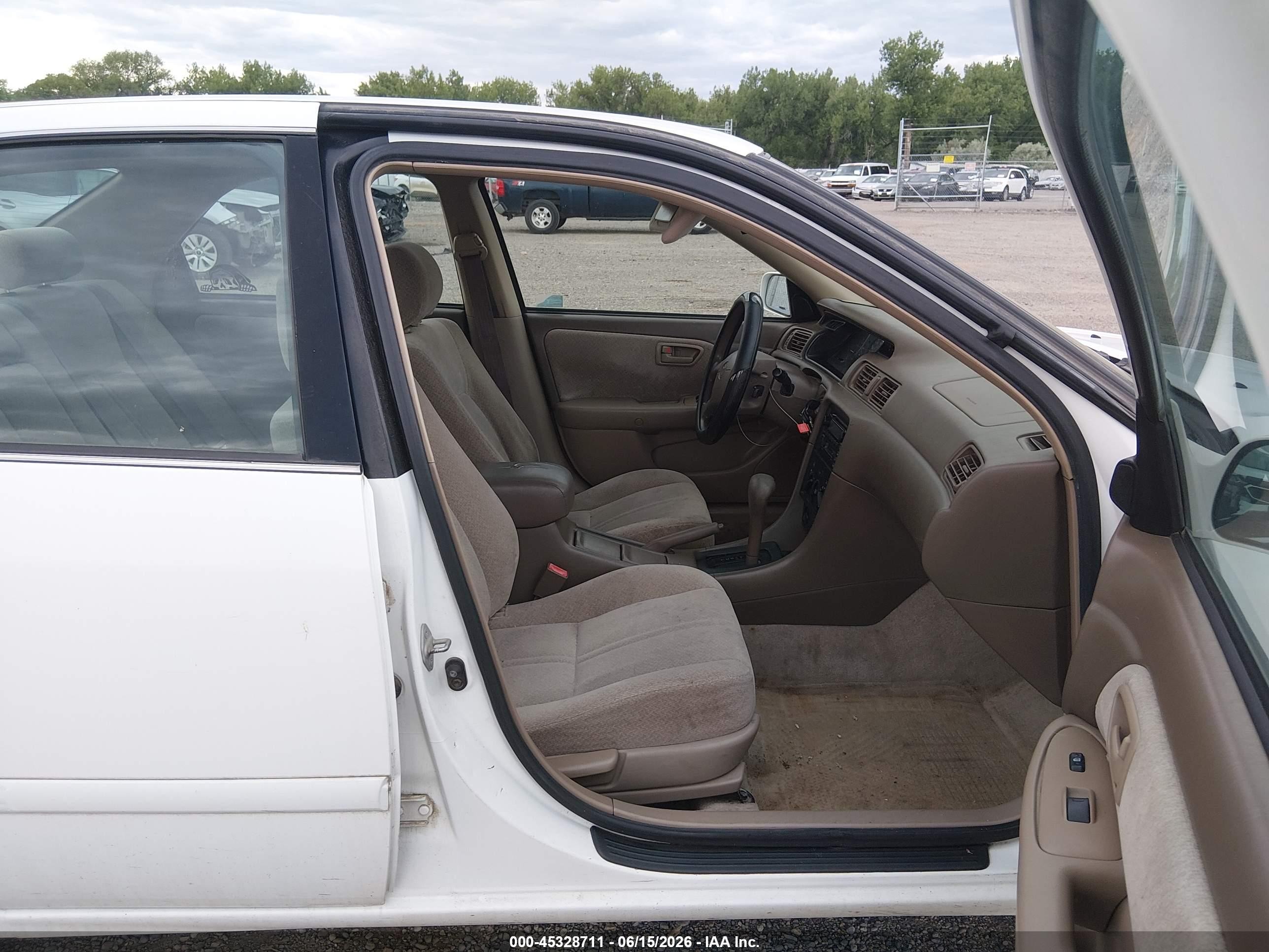 2000 Toyota Camry Le White vin: JT2BG22K7Y0452241
