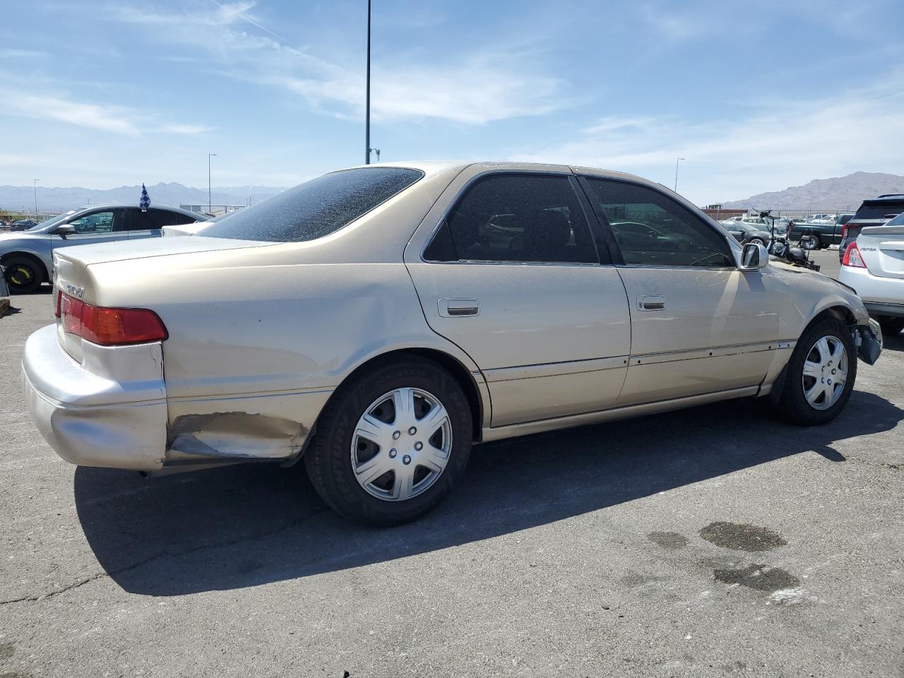 2000 Toyota Camry Le Gold vin: JT2BG22K7Y0476345
