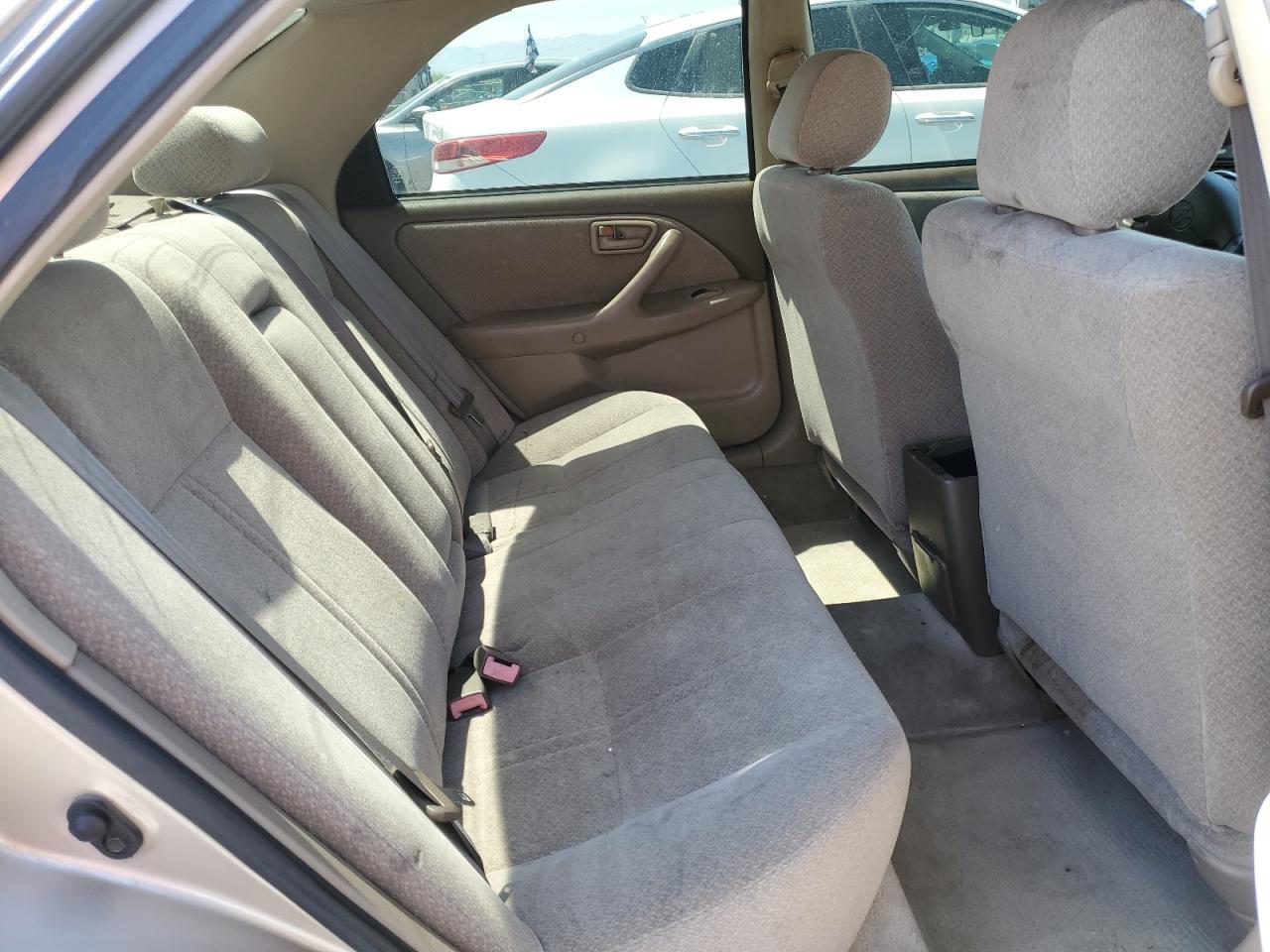 2000 Toyota Camry Le Gold vin: JT2BG22K7Y0476345