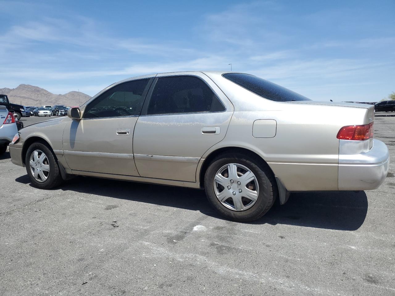 2000 Toyota Camry Le Gold vin: JT2BG22K7Y0476345