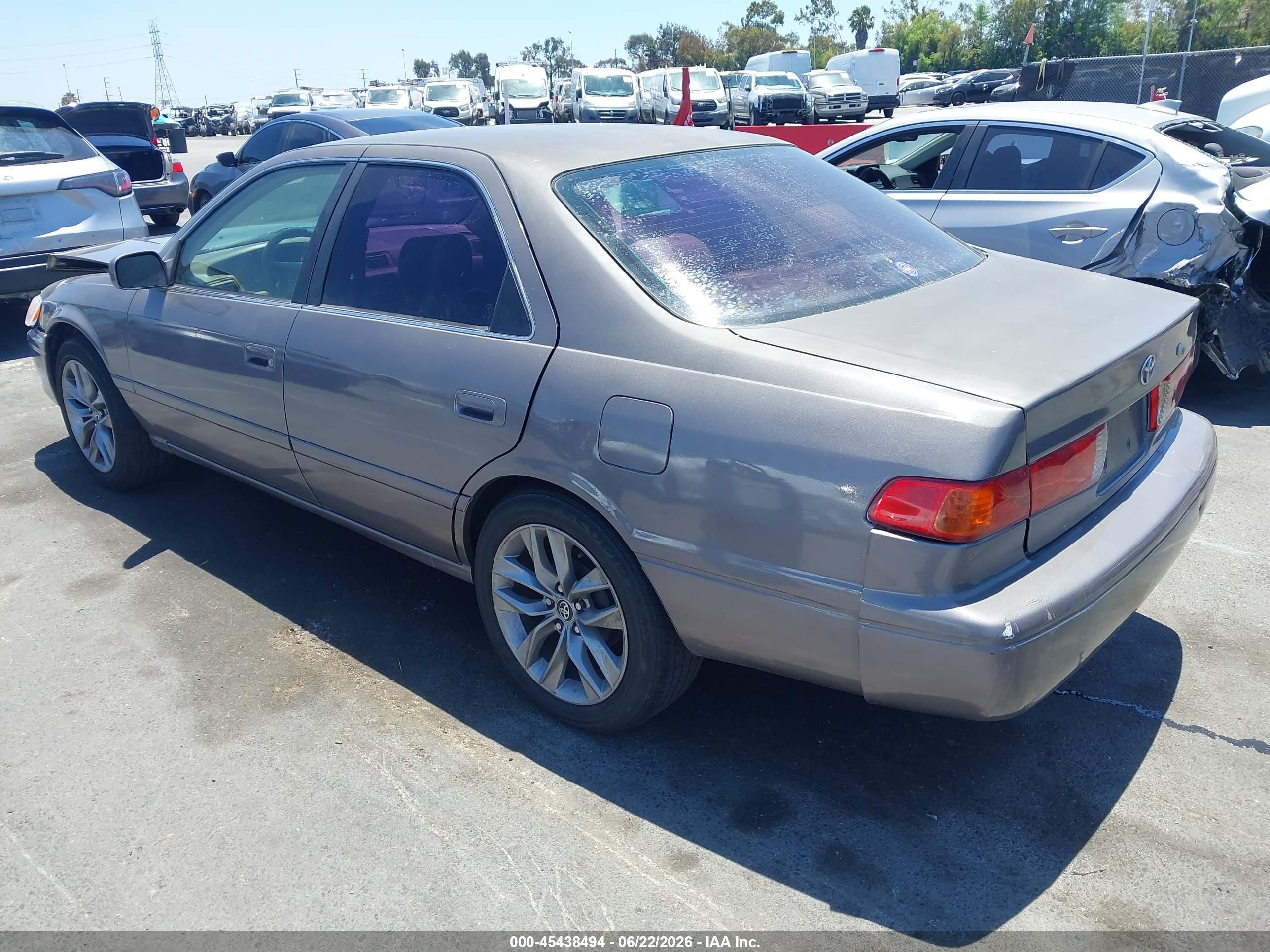 2000 Toyota Camry Le Серый vin: JT2BG22K7Y0515712