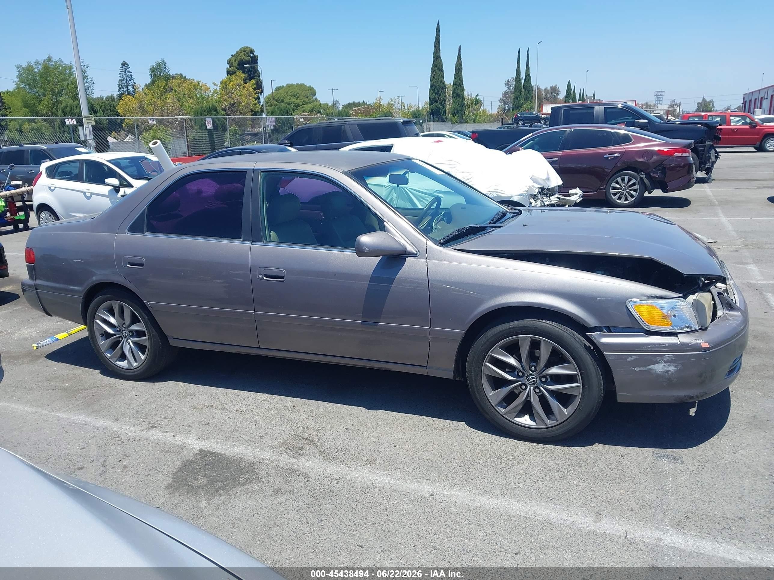 2000 Toyota Camry Le Серый vin: JT2BG22K7Y0515712