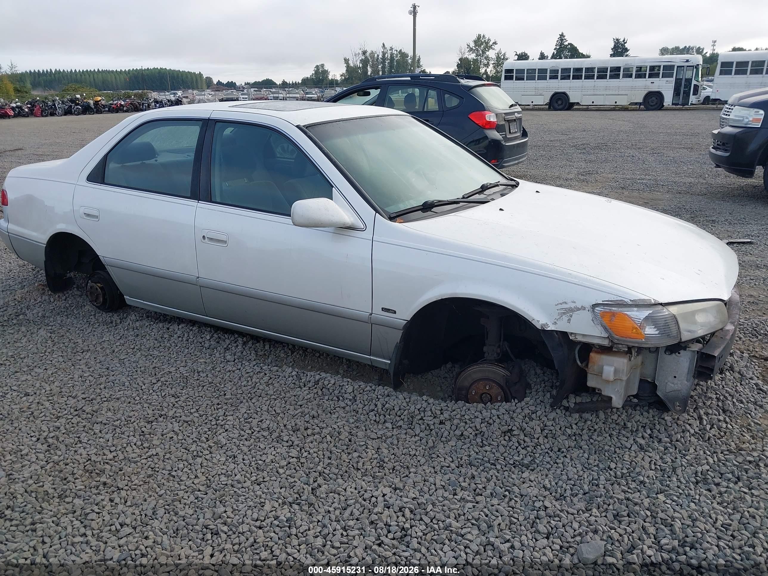 2001 Toyota Camry Le White vin: JT2BG22K810557389