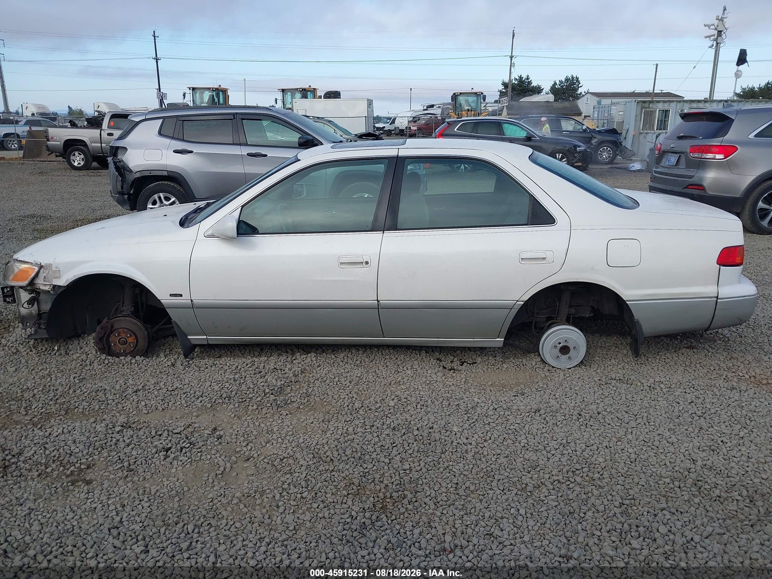 2001 Toyota Camry Le White vin: JT2BG22K810557389
