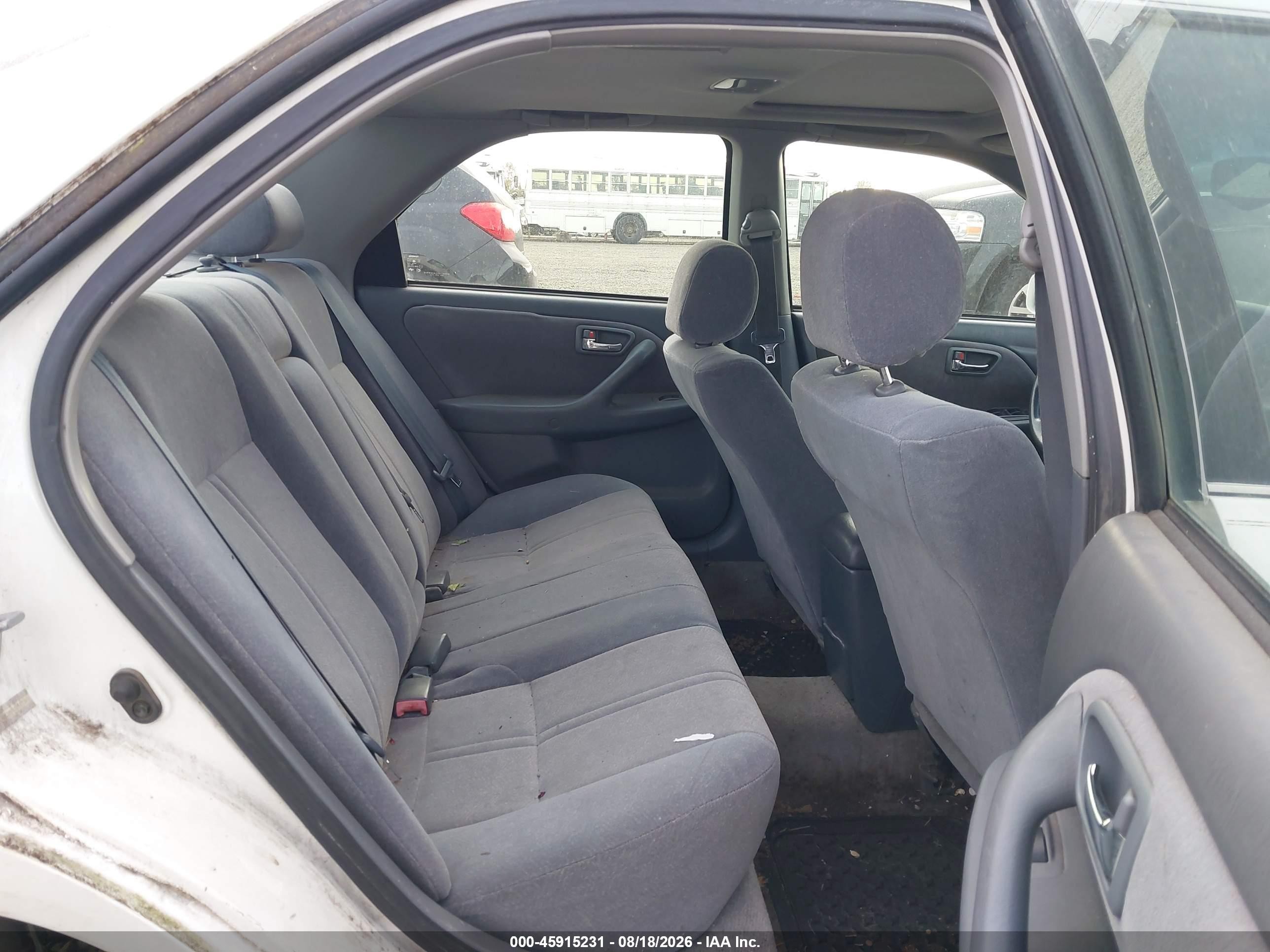 2001 Toyota Camry Le White vin: JT2BG22K810557389