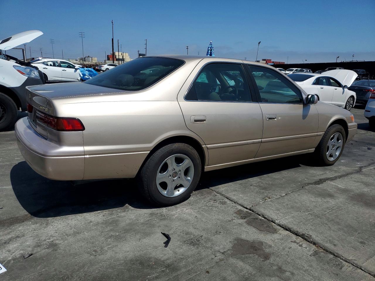 1997 Toyota Camry Le Beige vin: JT2BG22K8V0049252