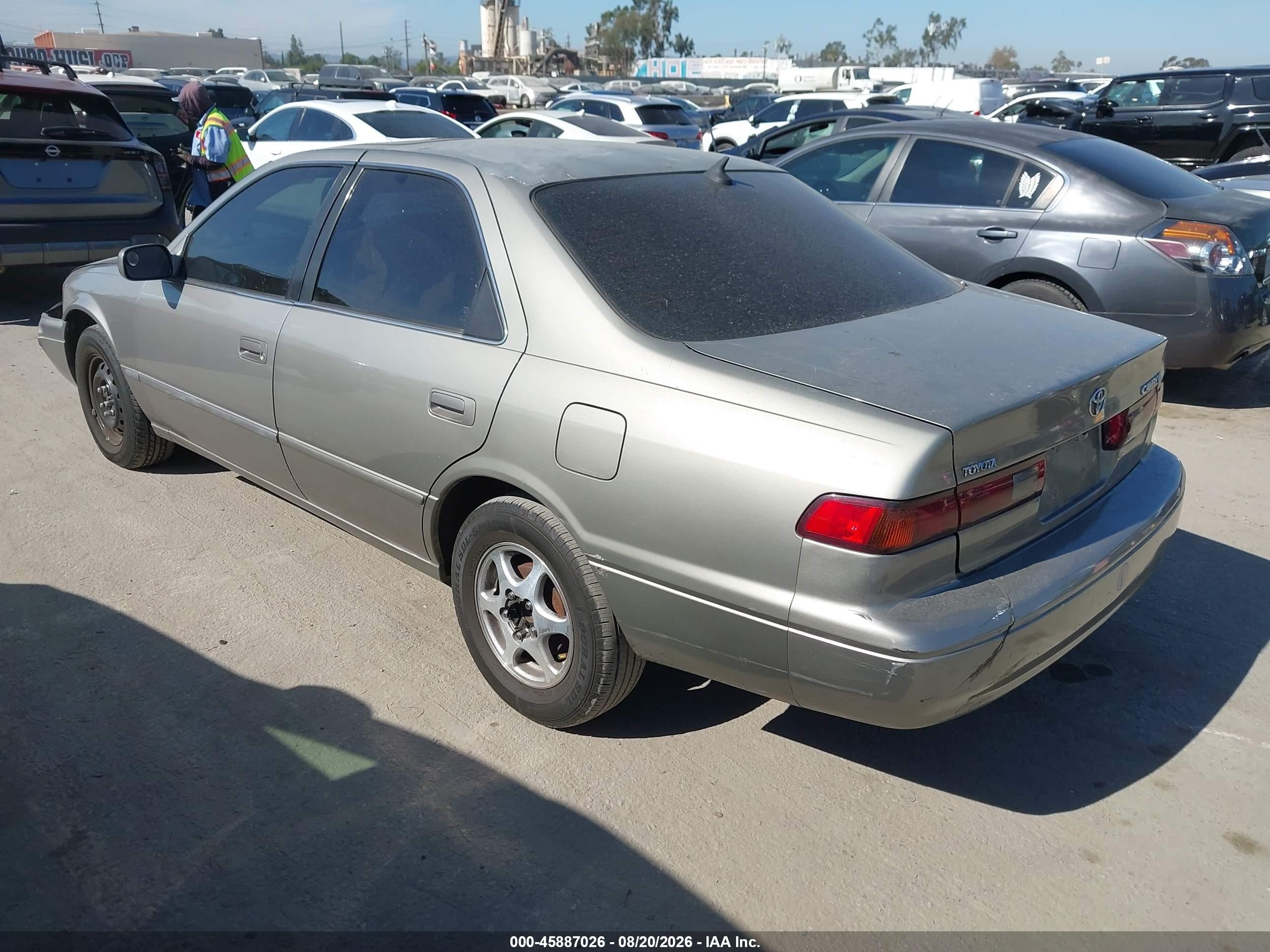 1998 Toyota Camry Le Gray vin: JT2BG22K8W0132861