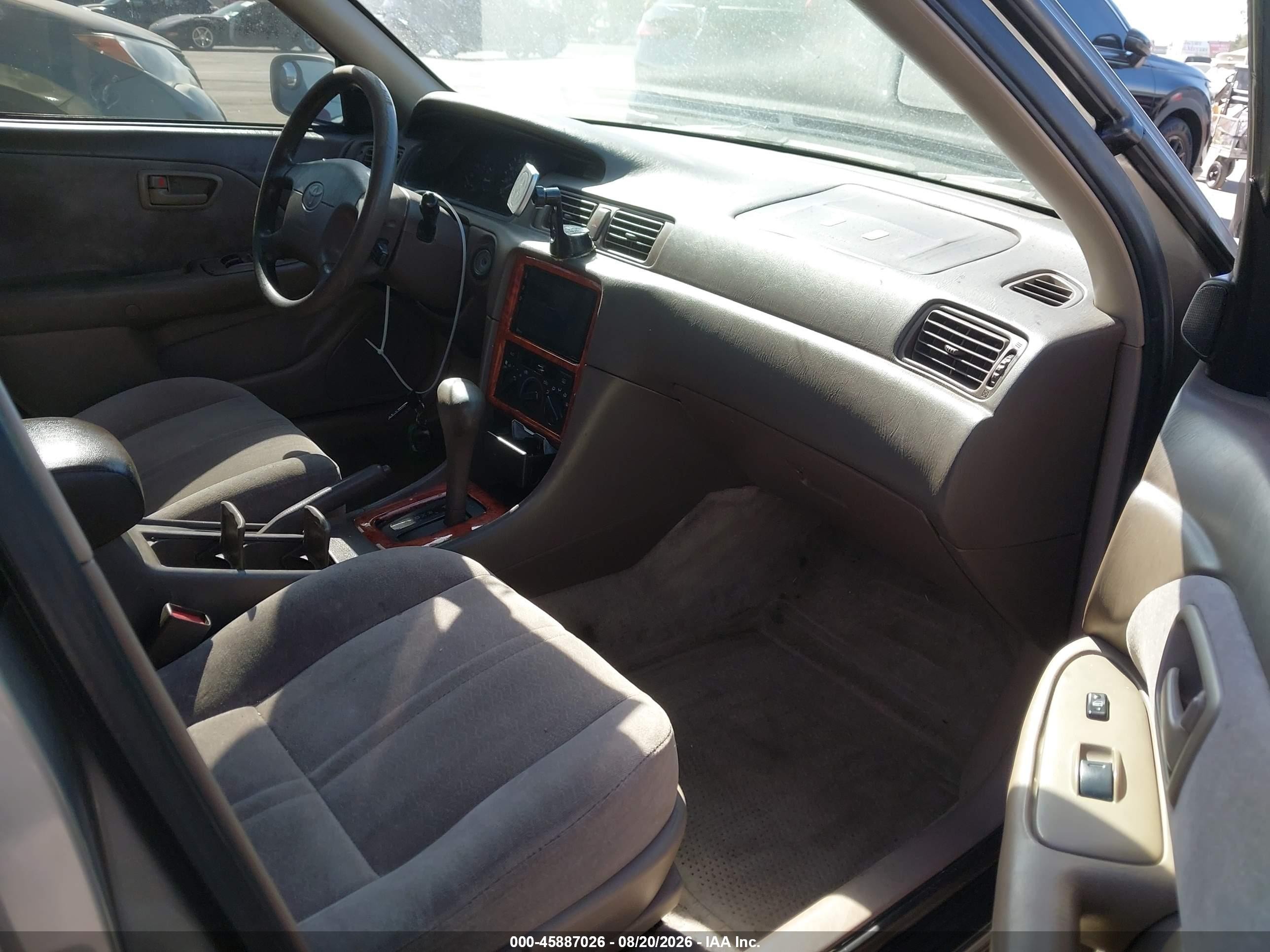 1998 Toyota Camry Le Gray vin: JT2BG22K8W0132861