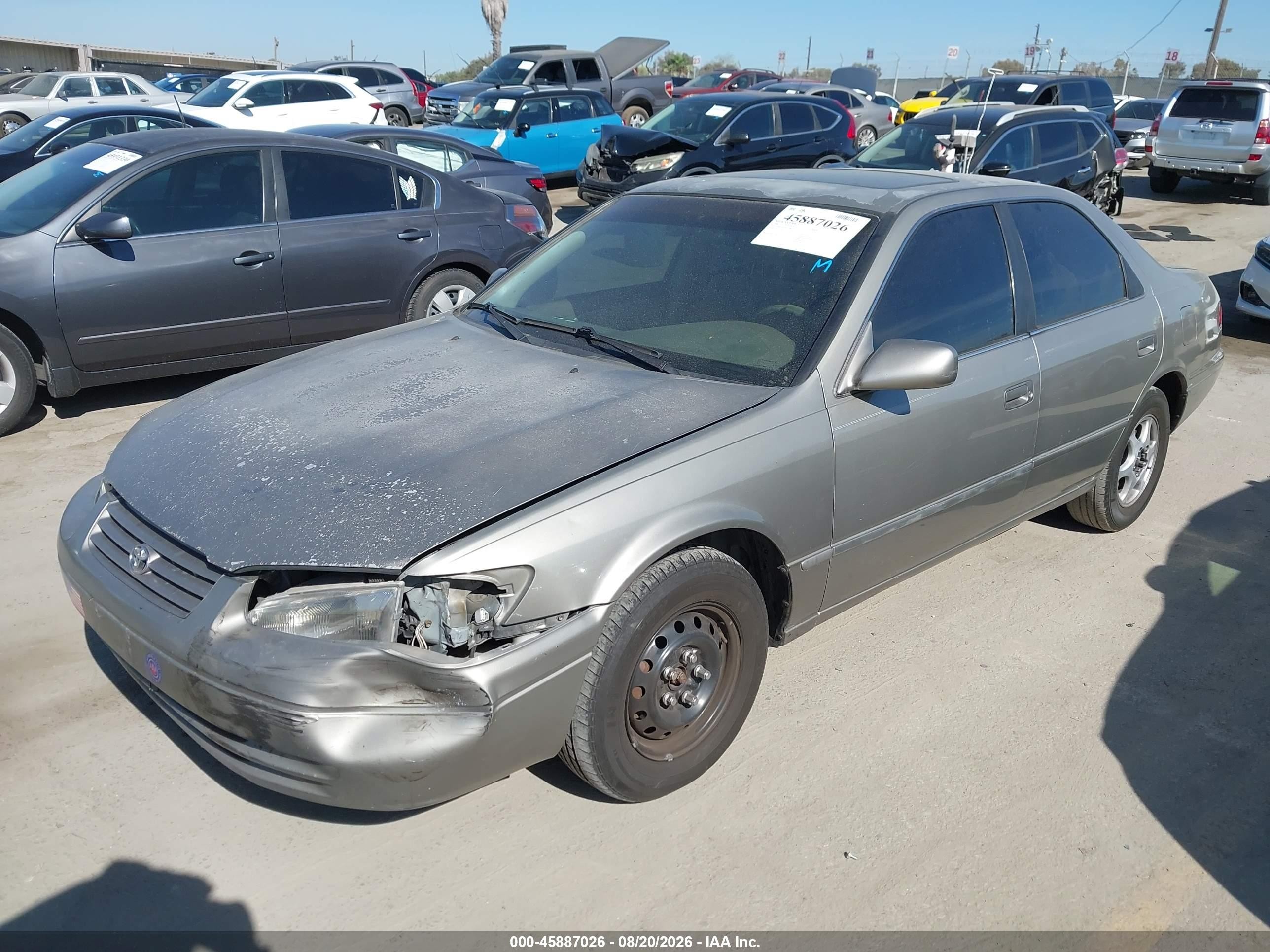 1998 Toyota Camry Le Gray vin: JT2BG22K8W0132861