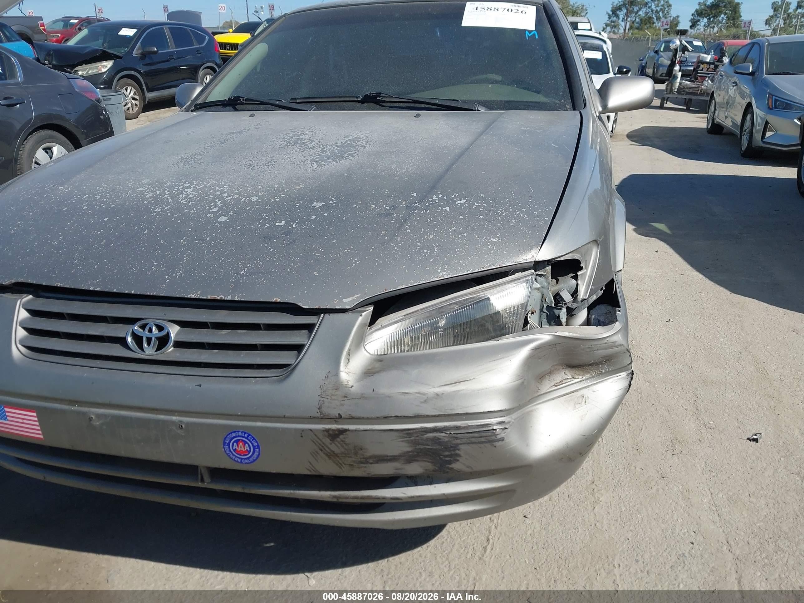 1998 Toyota Camry Le Gray vin: JT2BG22K8W0132861
