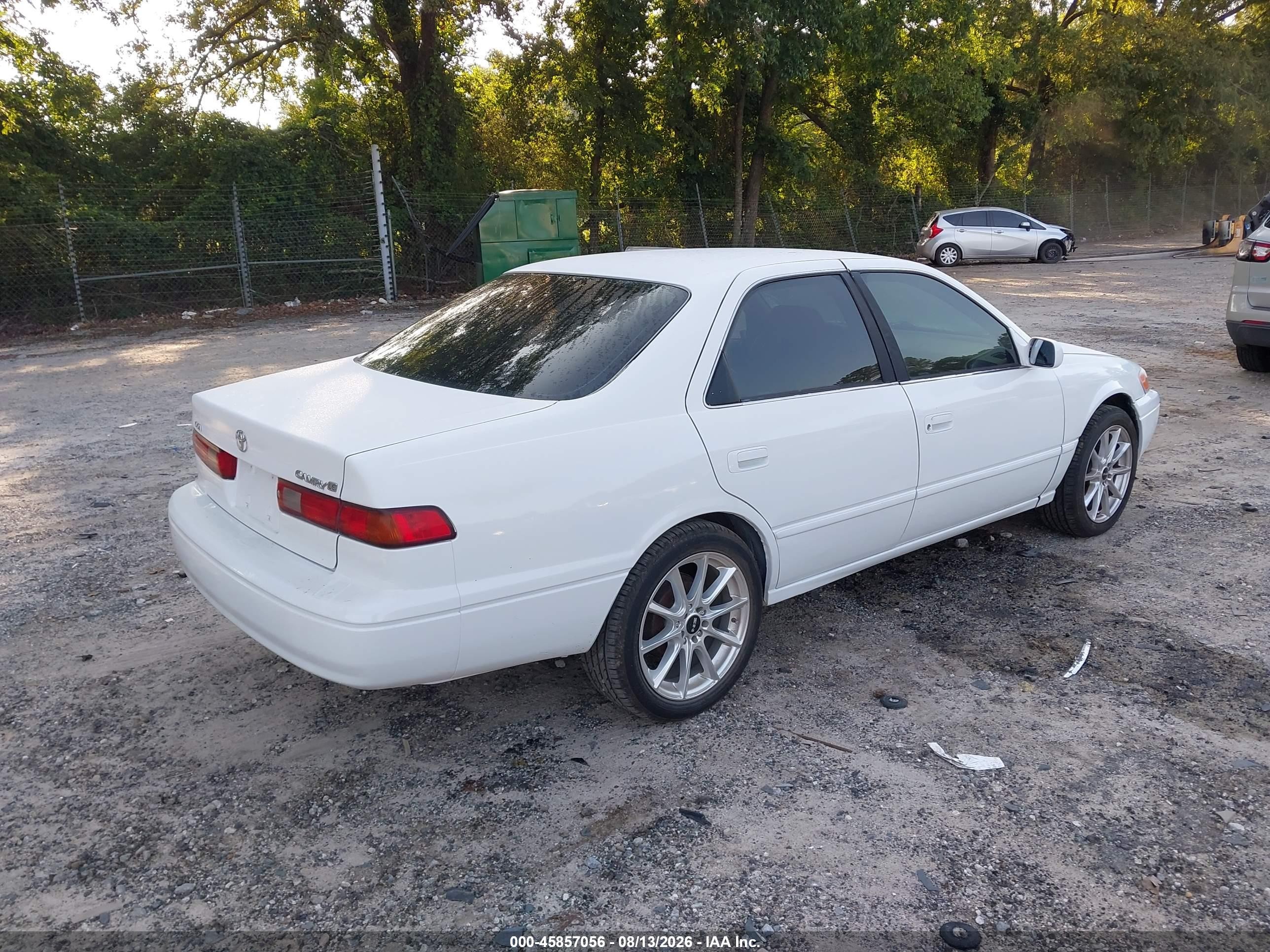 1999 Toyota Camry Le White vin: JT2BG22K8X0295348