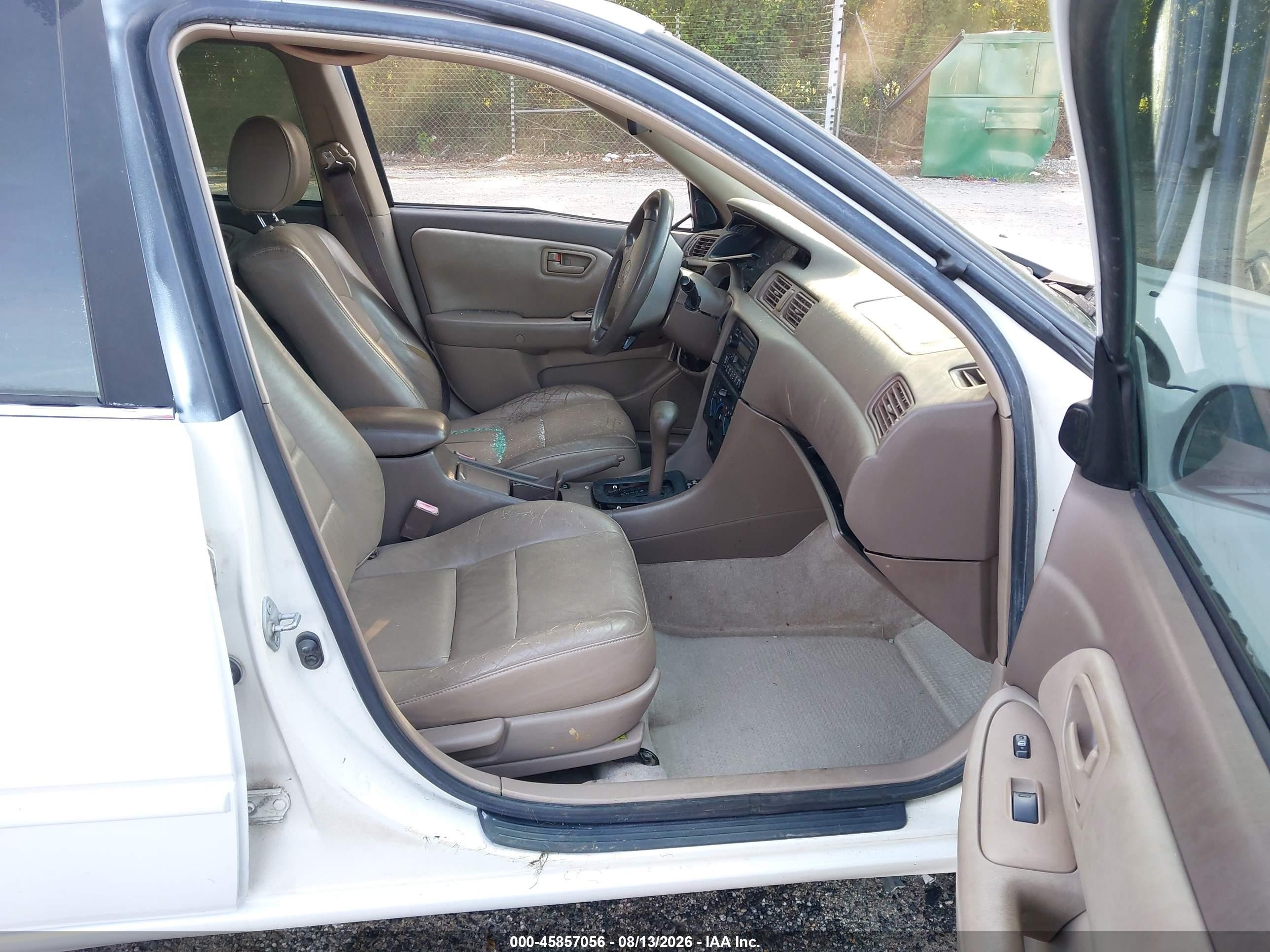 1999 Toyota Camry Le White vin: JT2BG22K8X0295348