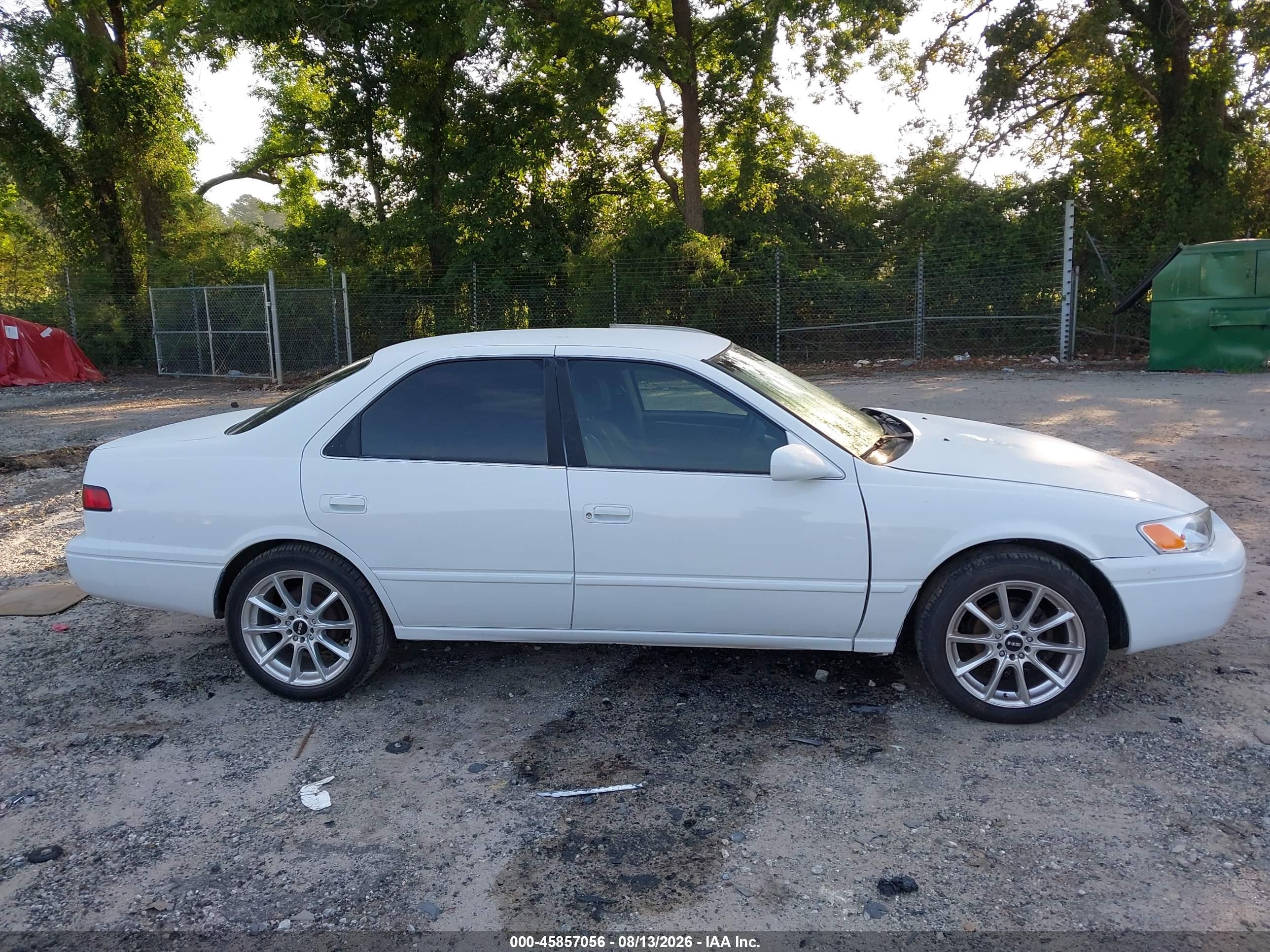 1999 Toyota Camry Le White vin: JT2BG22K8X0295348