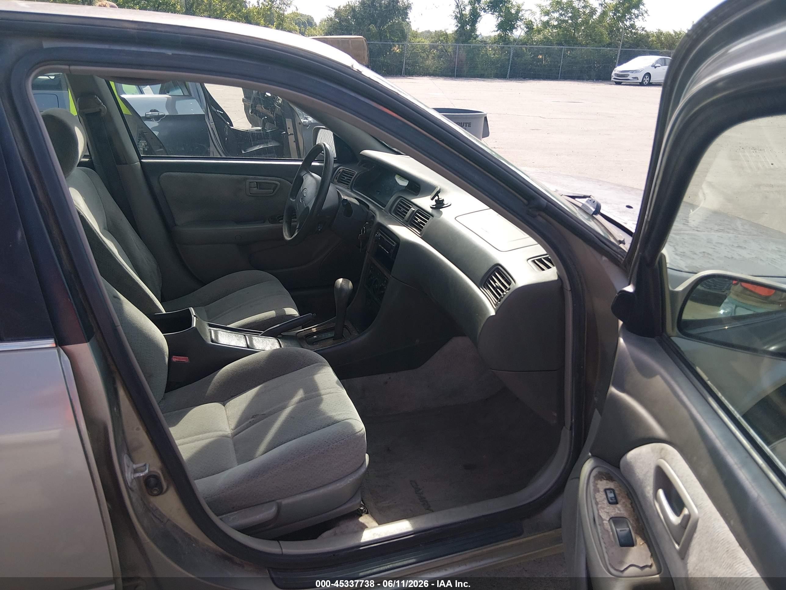 2000 Toyota Camry Le Gray vin: JT2BG22K8Y0482025