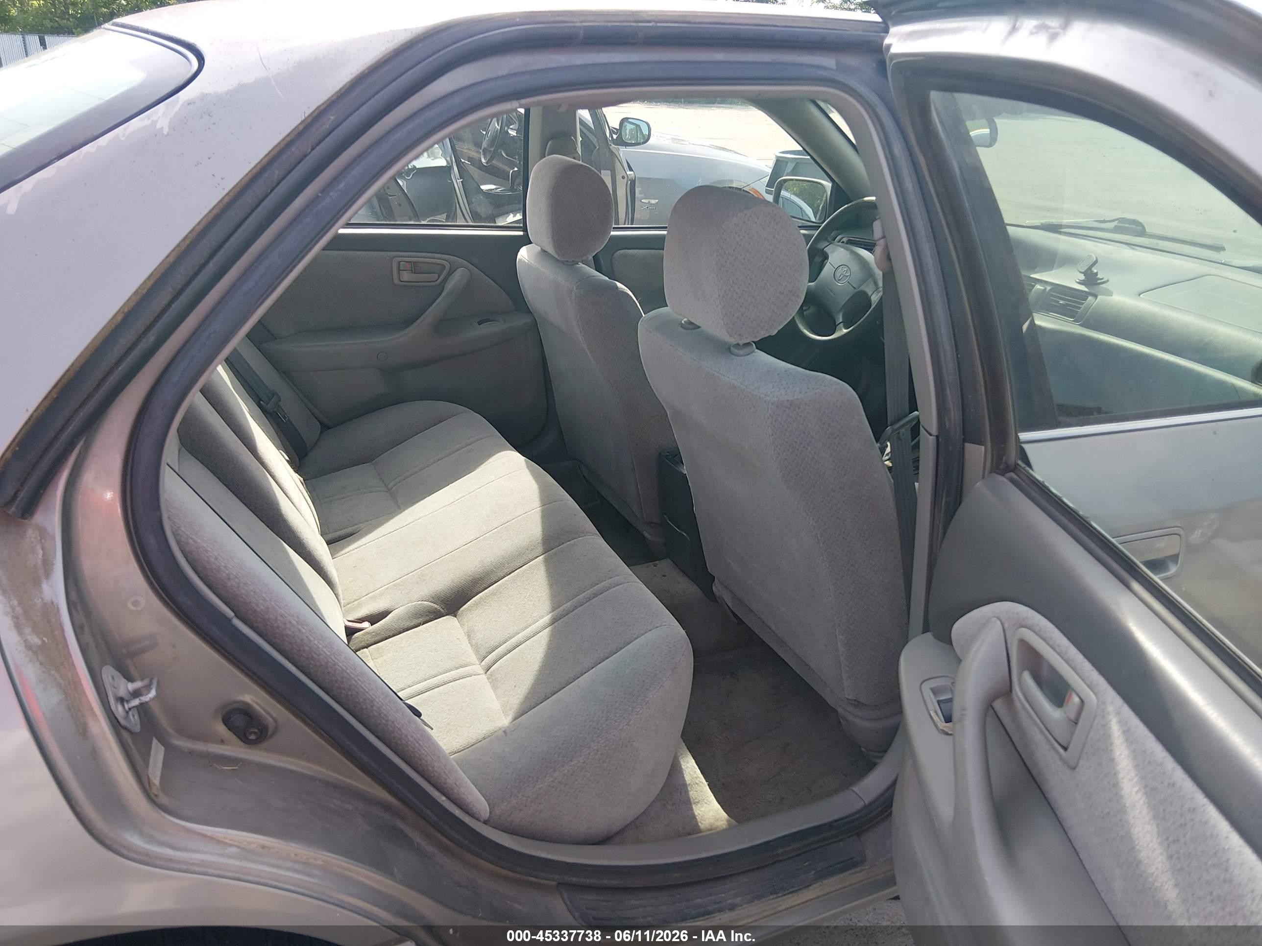2000 Toyota Camry Le Gray vin: JT2BG22K8Y0482025