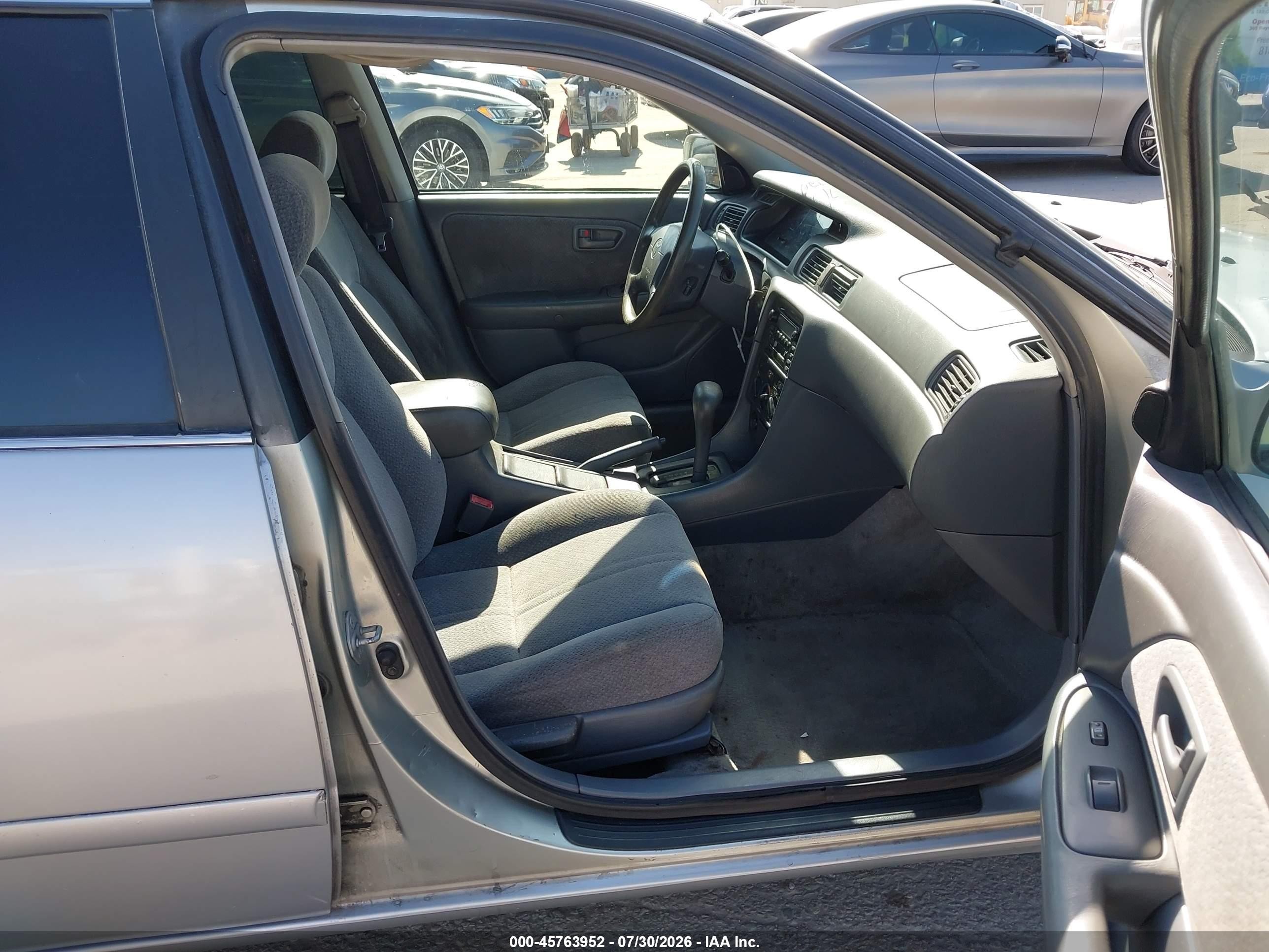 2000 Toyota Camry Le Silver vin: JT2BG22K8Y0498614
