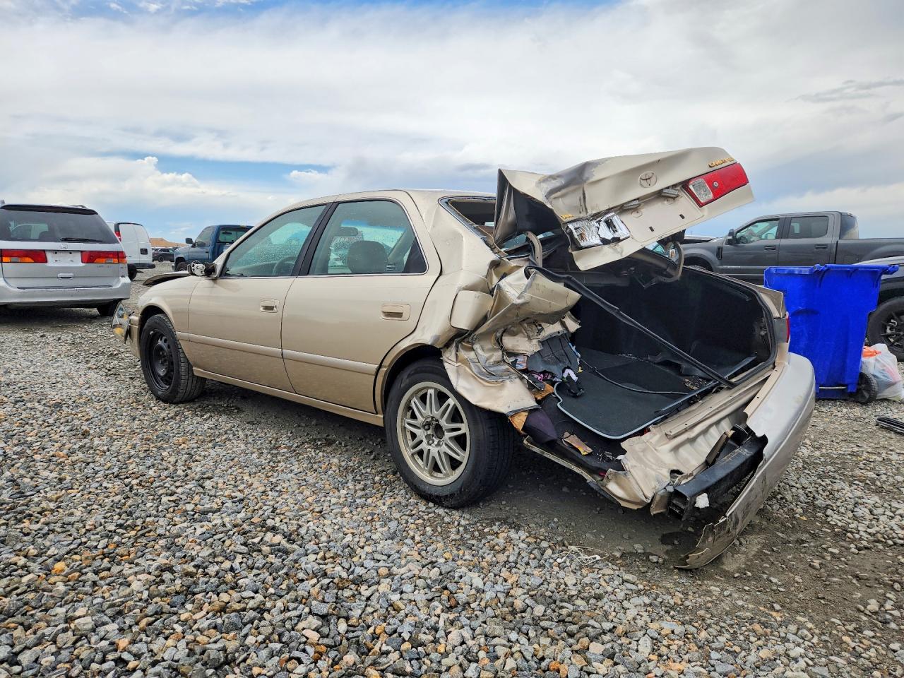 2000 Toyota Camry 4d 2wd Gold vin: JT2BG22K8Y0522569