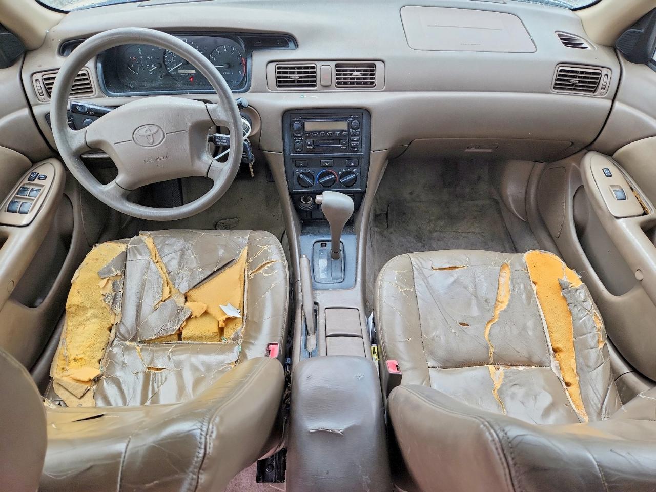2000 Toyota Camry 4d 2wd Gold vin: JT2BG22K8Y0522569